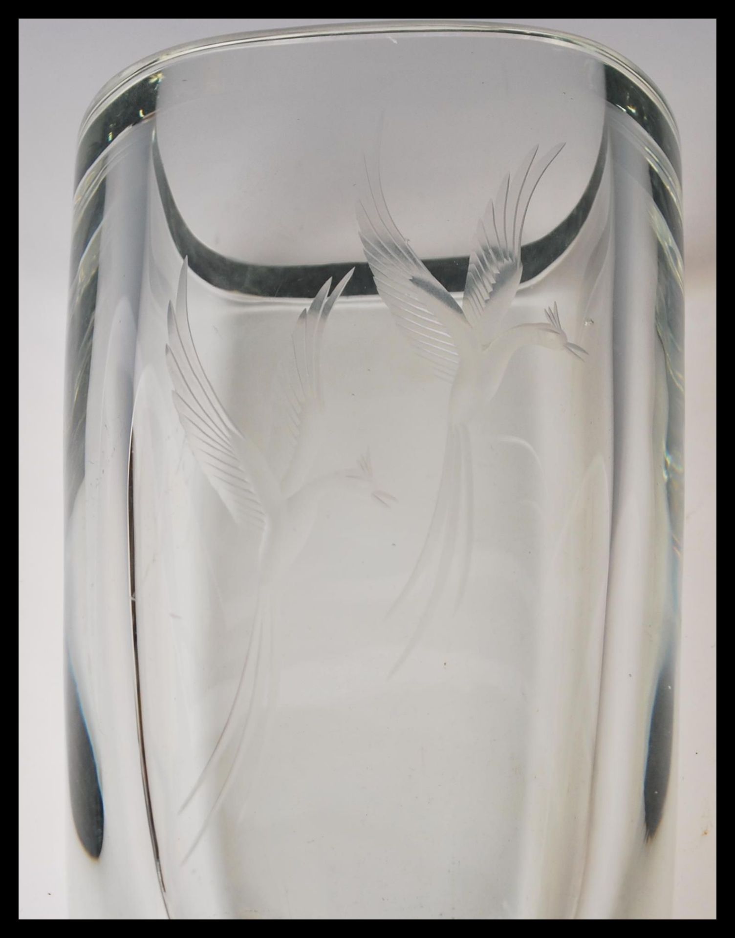 Orrefors - A mid 20th Century studio art clear glass cased vase having etched decoration of birds of - Bild 5 aus 6