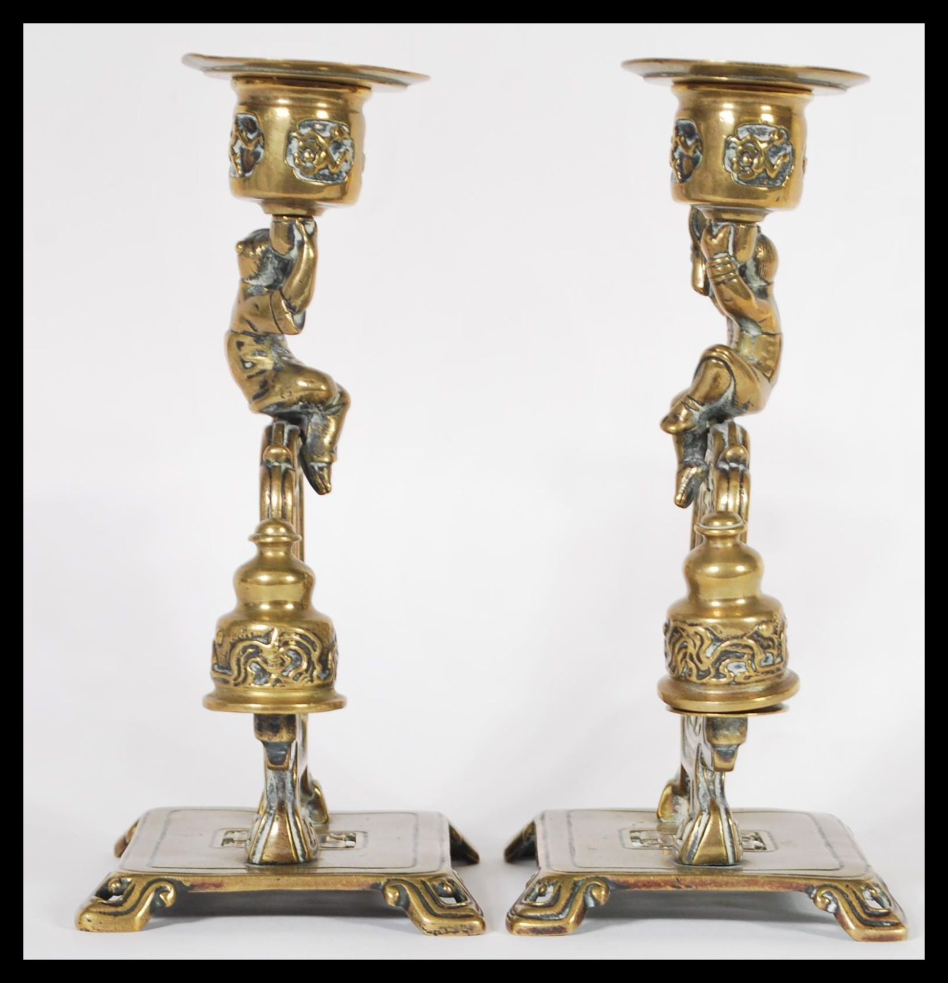 A fantastic pair of 19th Century Chinese figural bronze candlesticks raised on square bases with - Bild 4 aus 6