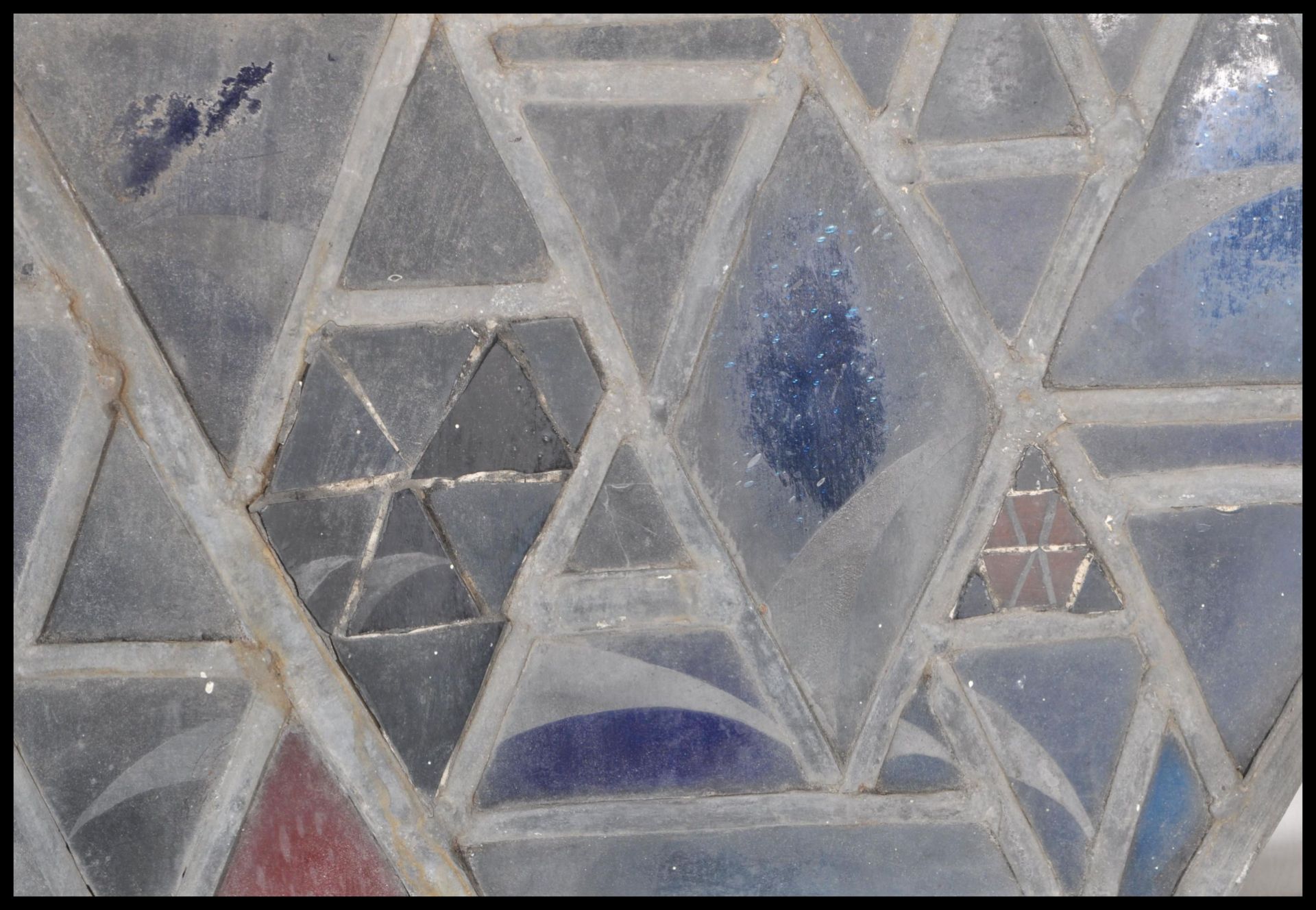 An early 20th Century leaded stain glass window having a geometric triangular design made up of - Bild 3 aus 4