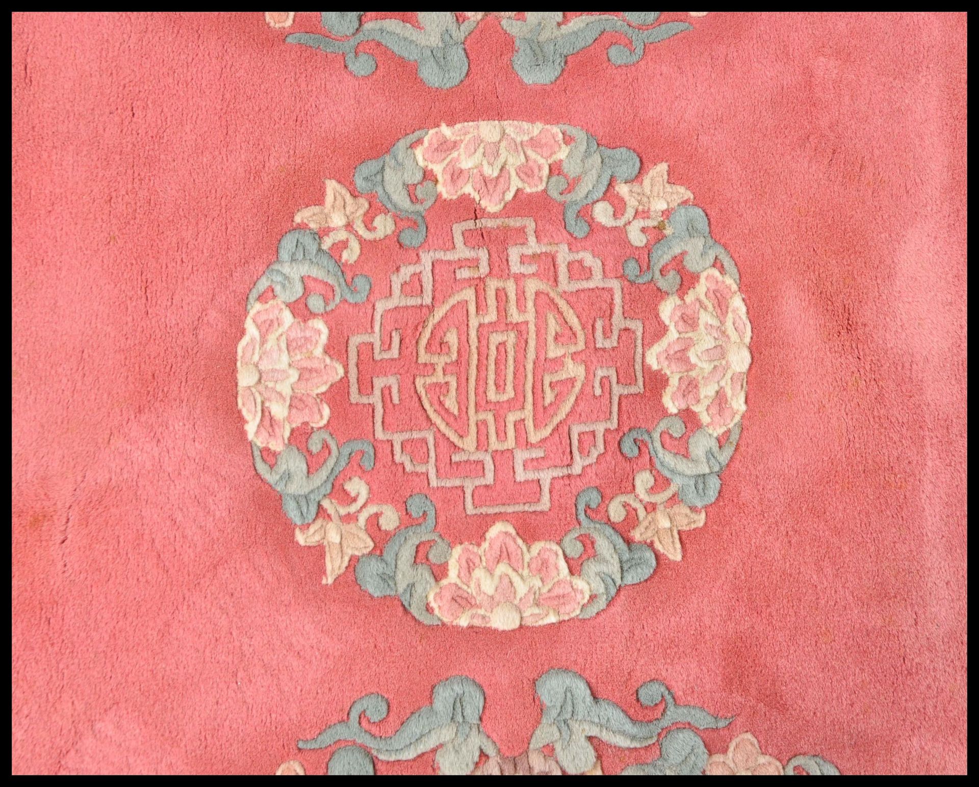 Two 20th Century Contemporary Chinese floor carpet rugs to include a circular one with white - Bild 2 aus 7