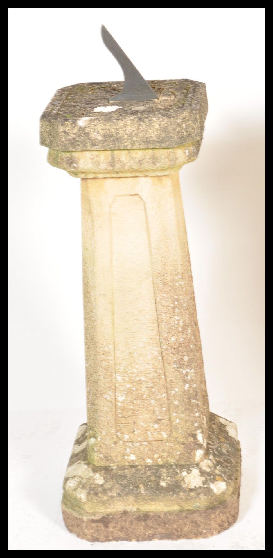 A pair of 20th Century matching well weathered garden stone sundial and bird bath raised on tall - Bild 3 aus 8