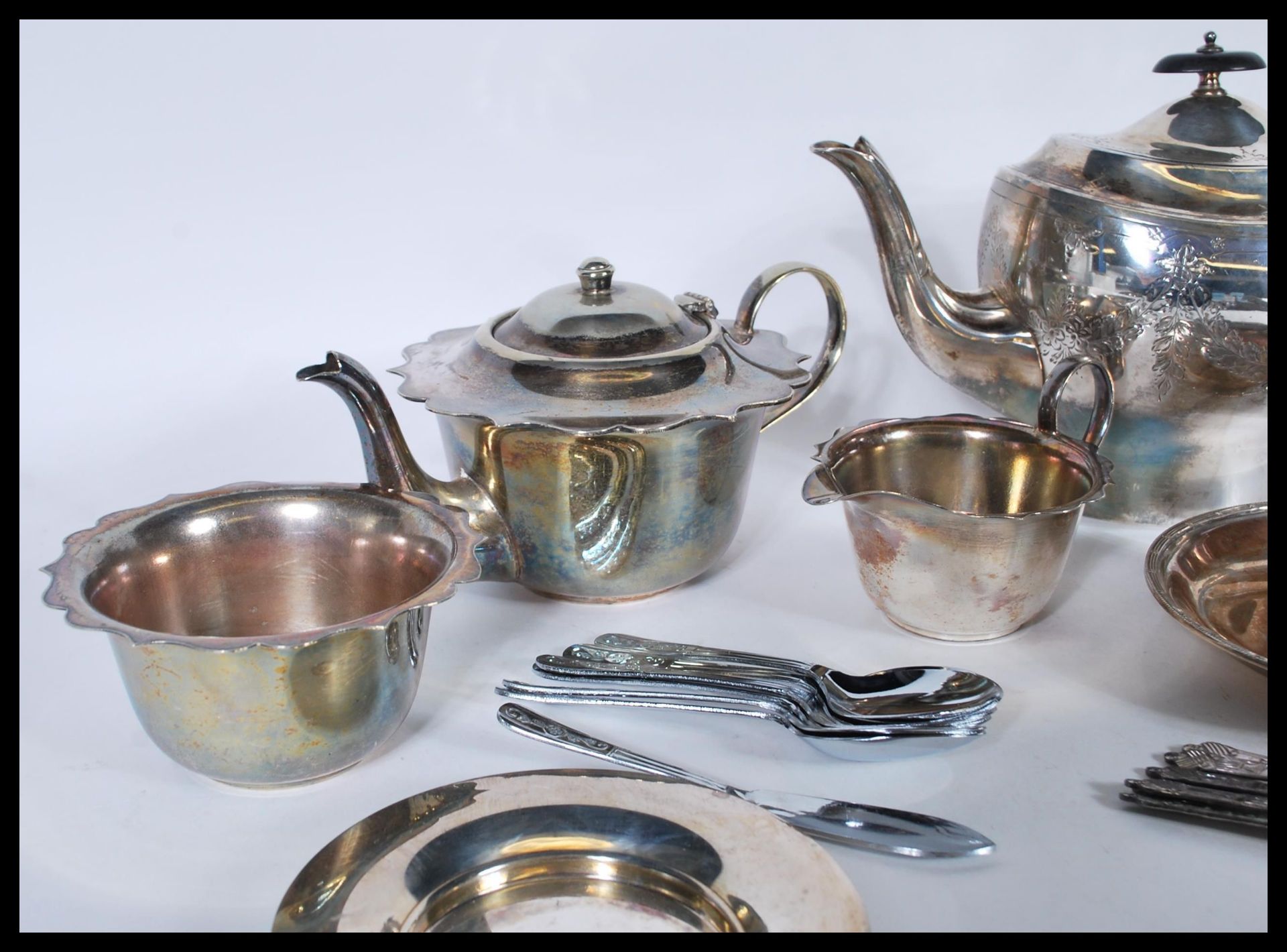 A group of vintage 20th Century silver plated items to include a Harrods of London water jug, - Bild 2 aus 5