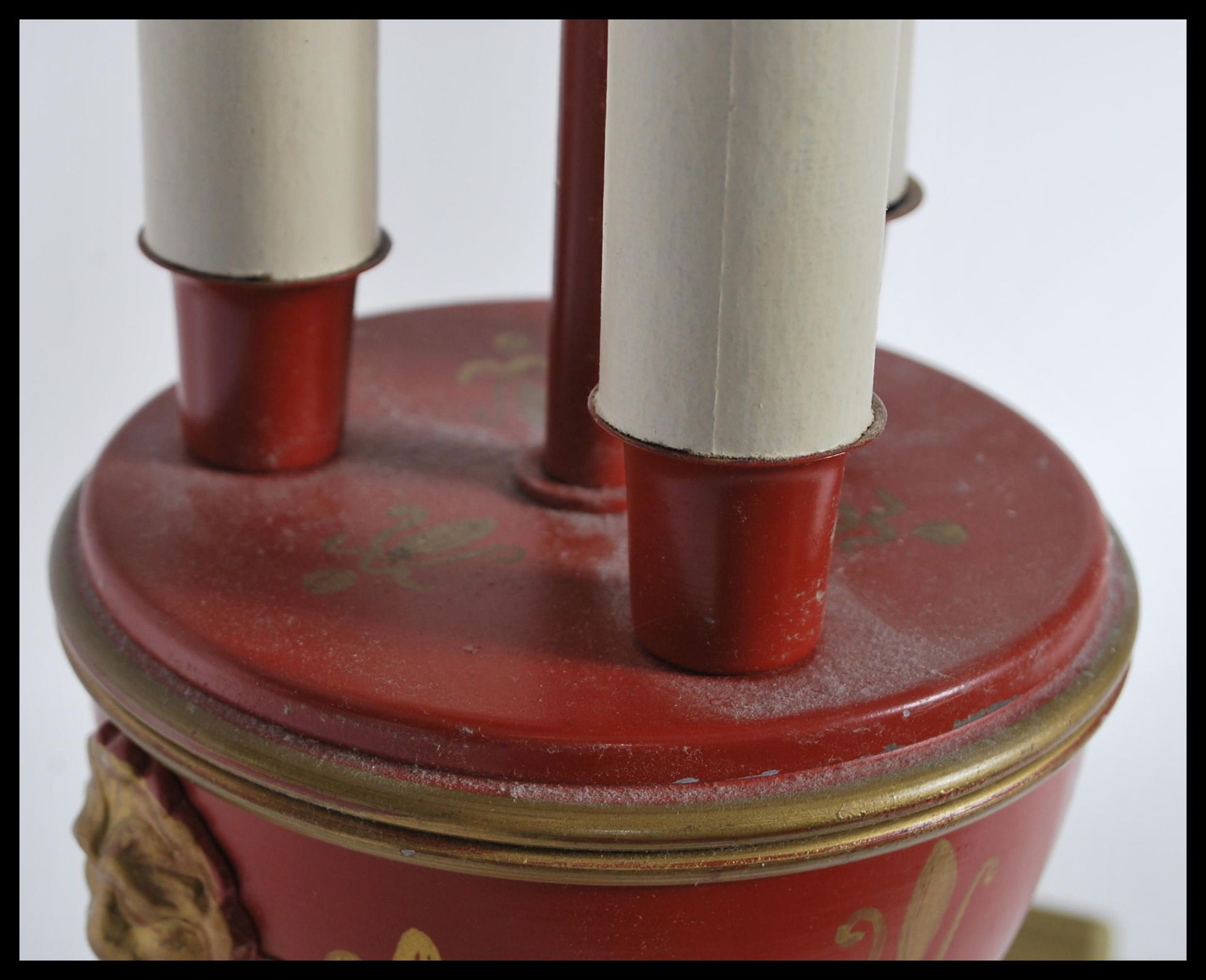 A Louis XVI Bouillotte three light candelabra coaching lamp on a round base with a terracotta - Bild 4 aus 5