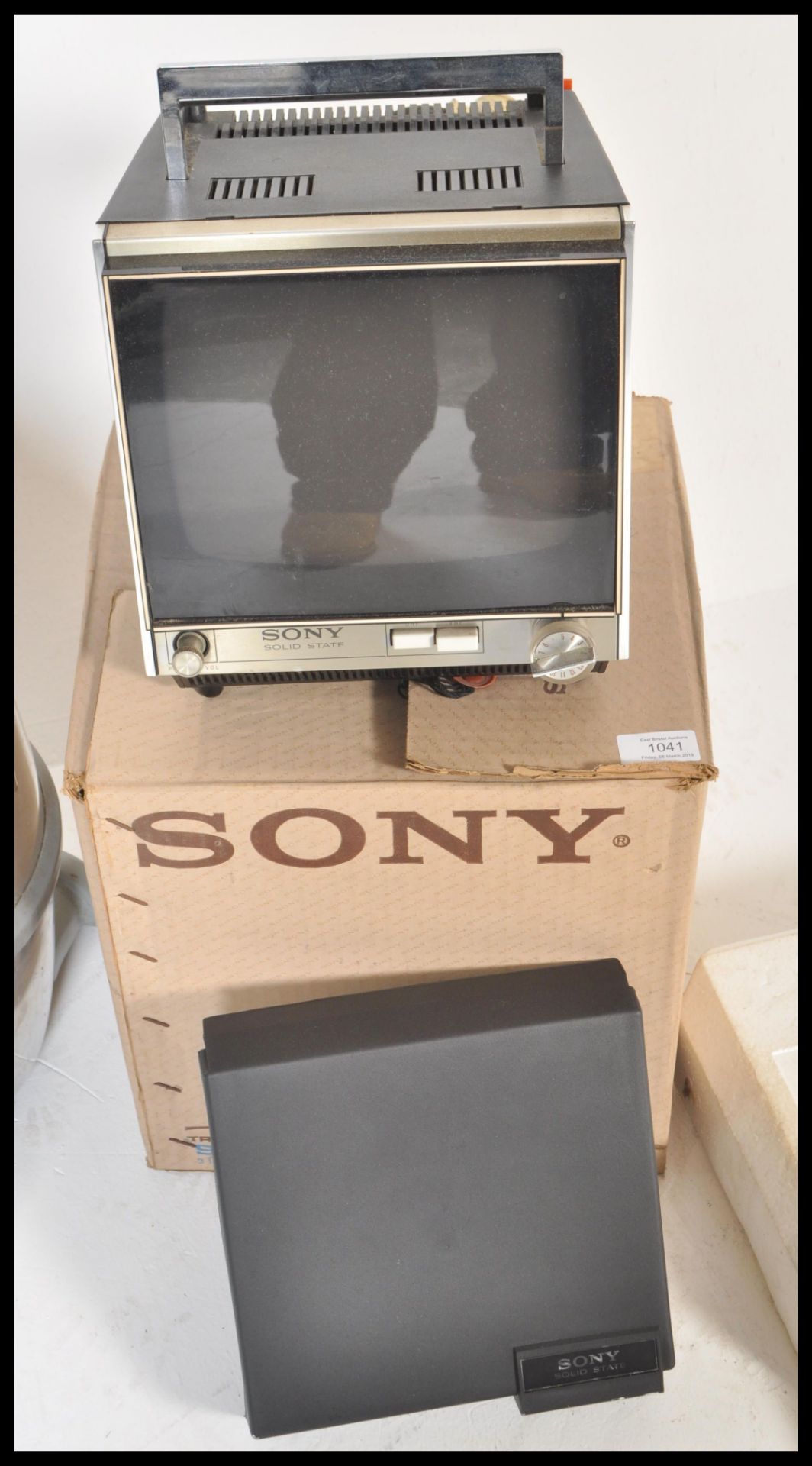 A vintage retro Sony 9-90UB black and white portable television in original box with accessories, - Bild 5 aus 9