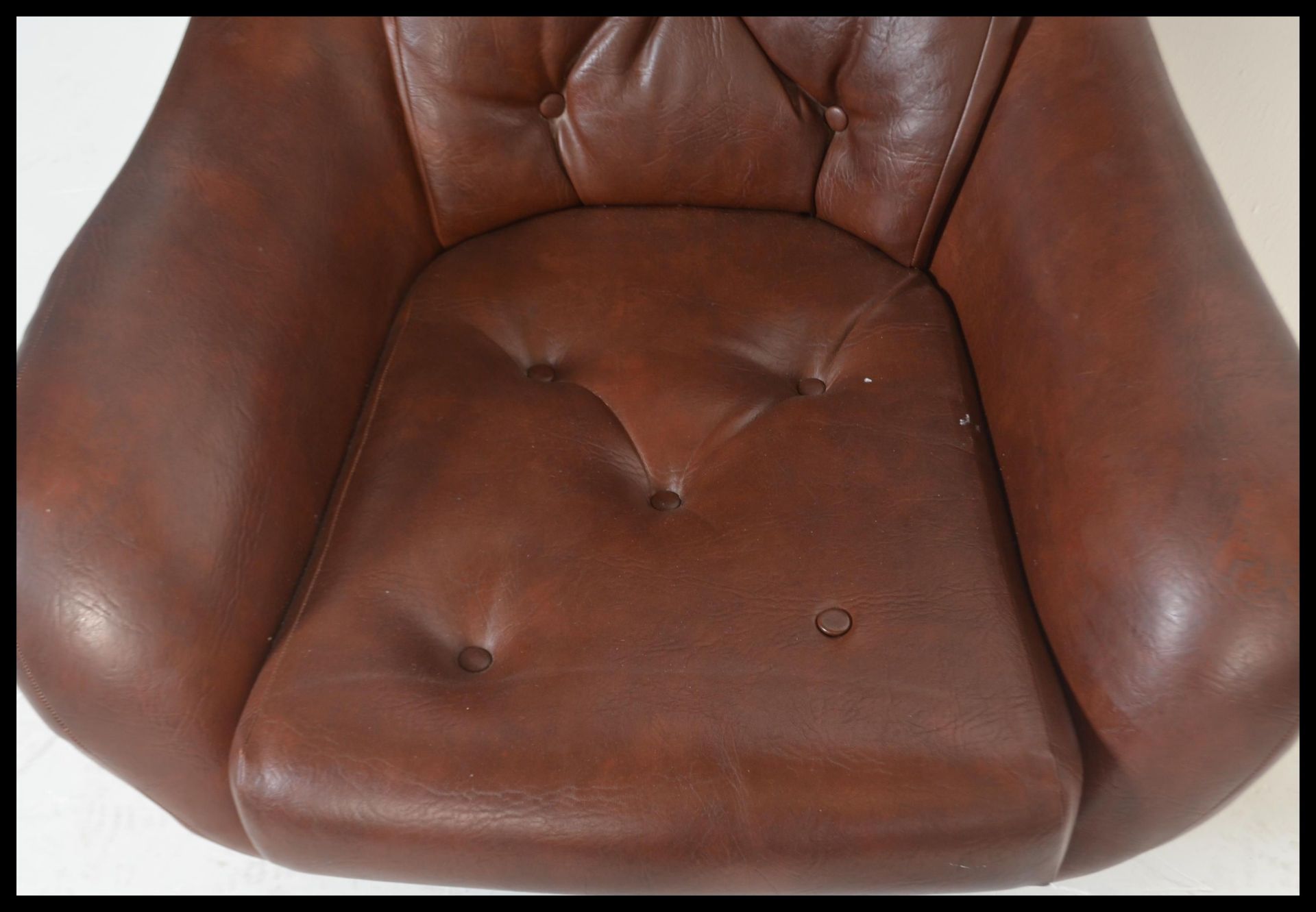 A retro / vintage 20th Century Parker Knoll Statesman swivel easy chair, upholstered in a tan button - Image 5 of 7