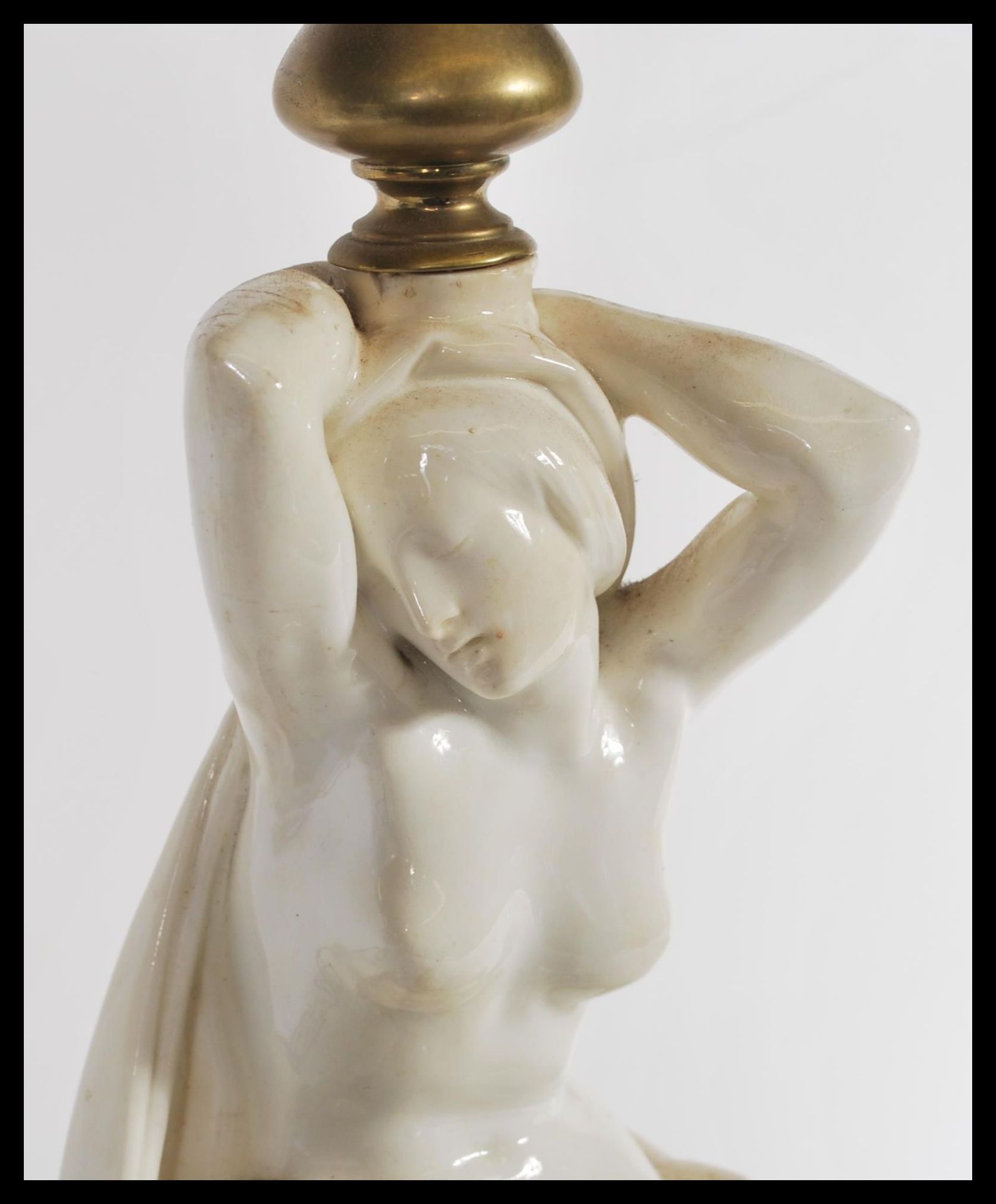 A 19th century Victorian table lamp centerpiece  having a white glazed nude figurine in classical - Bild 8 aus 11
