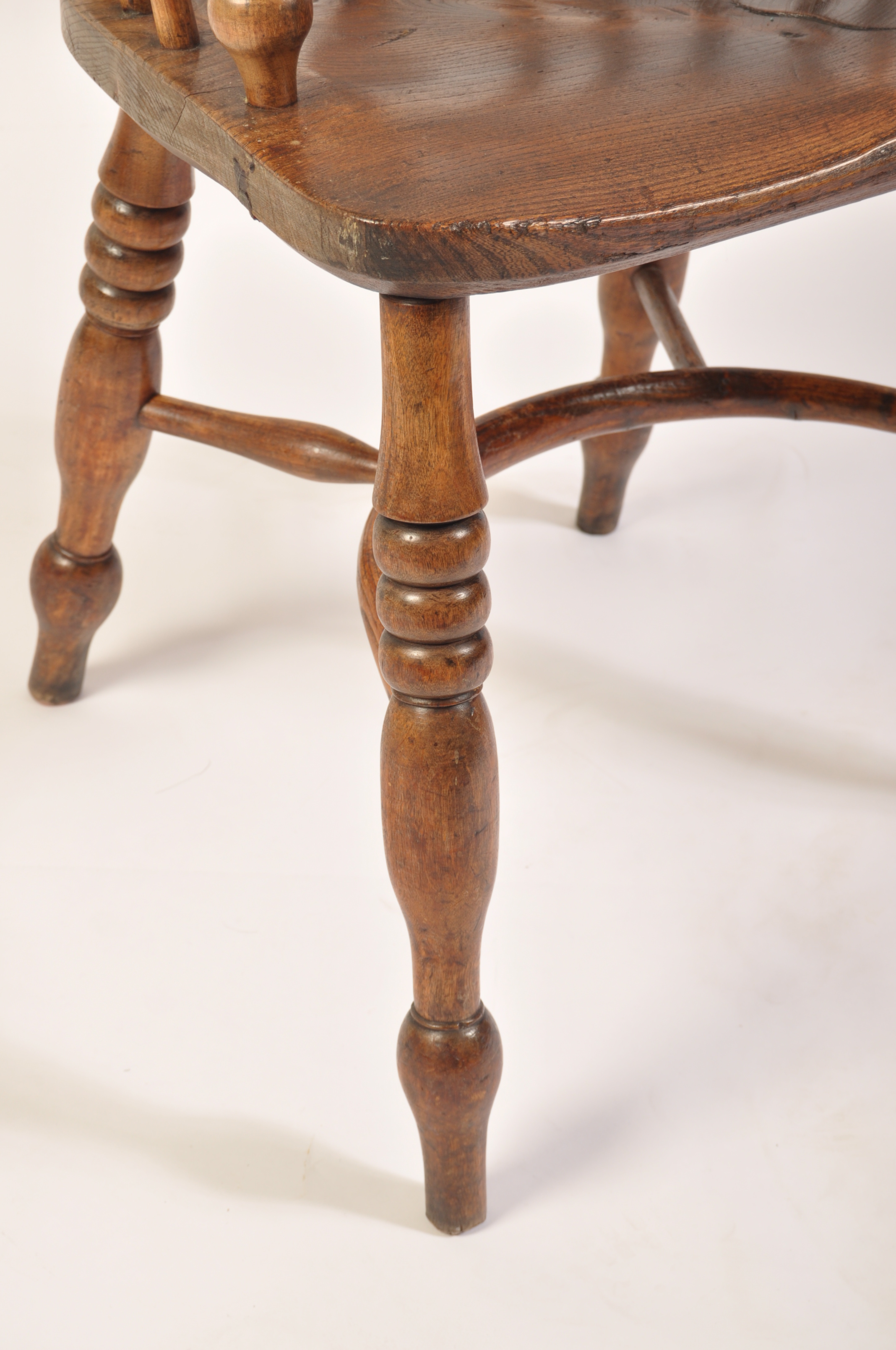 A 19TH CENTURY ENGLISH BEECH WOOD & ELM WINDSOR AR - Image 4 of 5