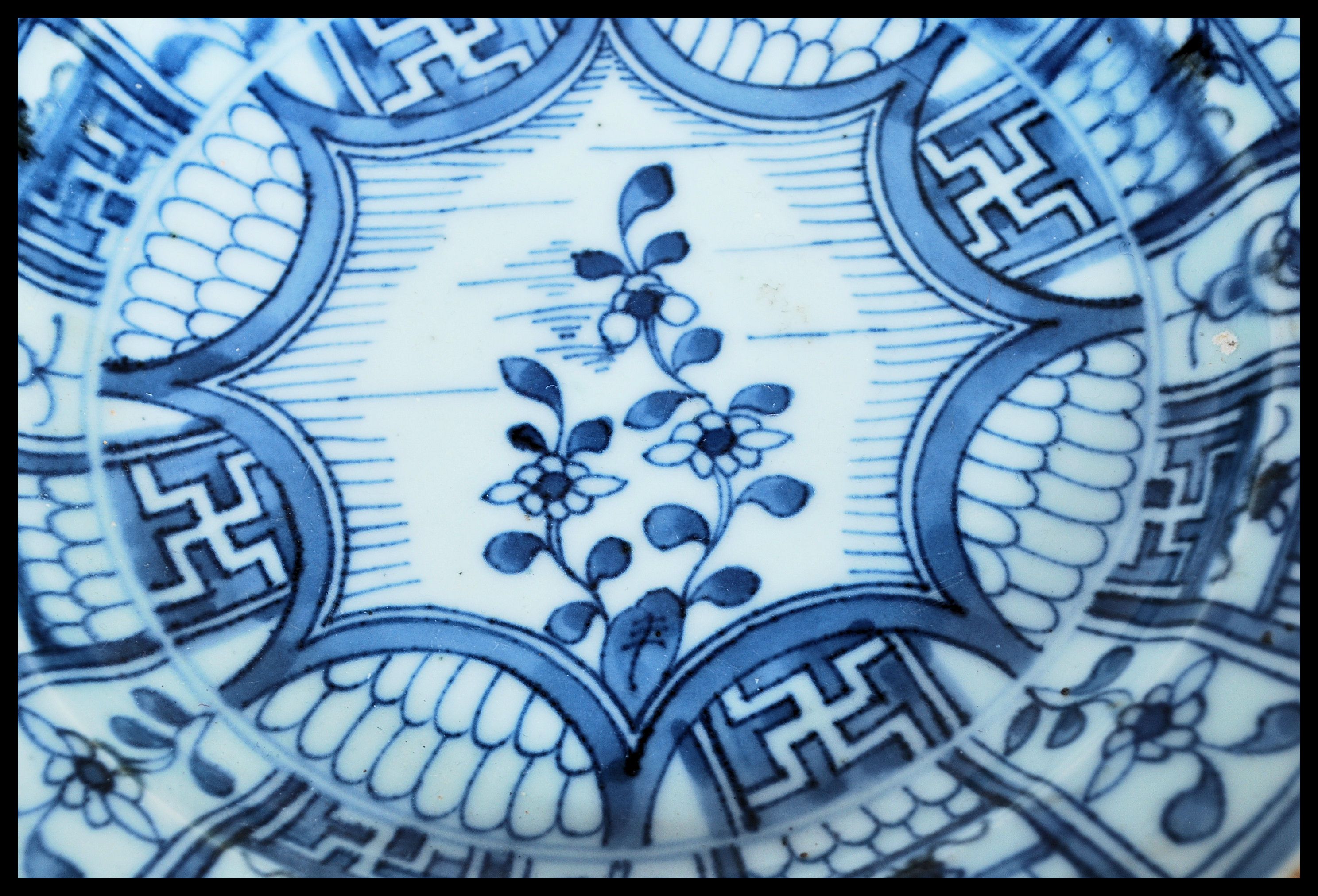 An 18th century Qing Dynasty blue and white glazed Chinese plate having a central starburst panel - Image 3 of 5