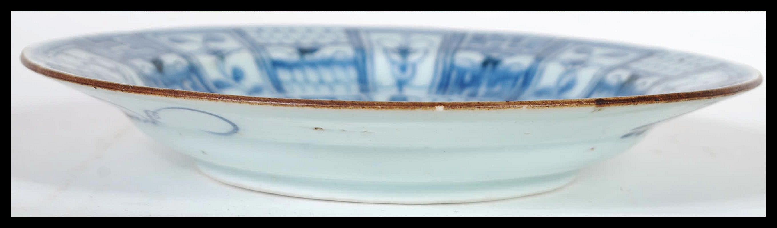 An 18th century Qing Dynasty blue and white glazed Chinese plate having a central starburst panel - Image 4 of 5