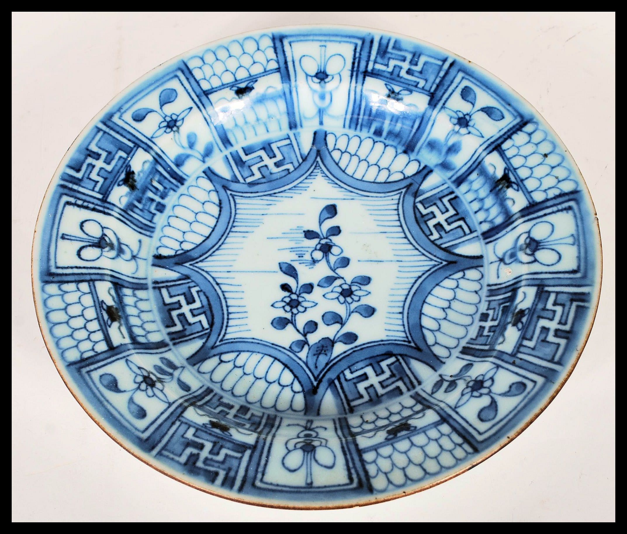 An 18th century Qing Dynasty blue and white glazed Chinese plate having a central starburst panel