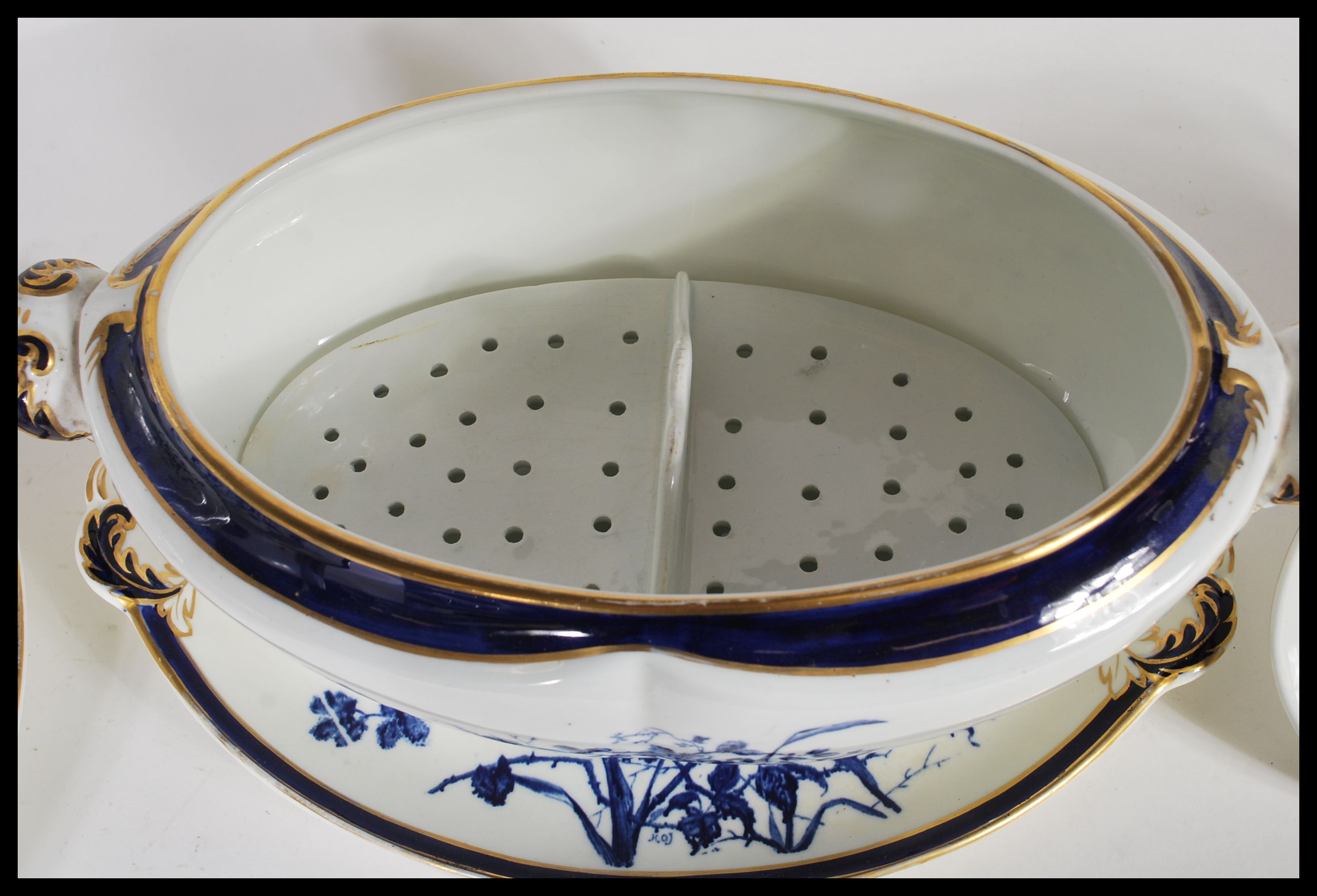 A 20th Century Stoke China tureen having twin handles with a scrolled leaf handle to the top with - Image 6 of 7