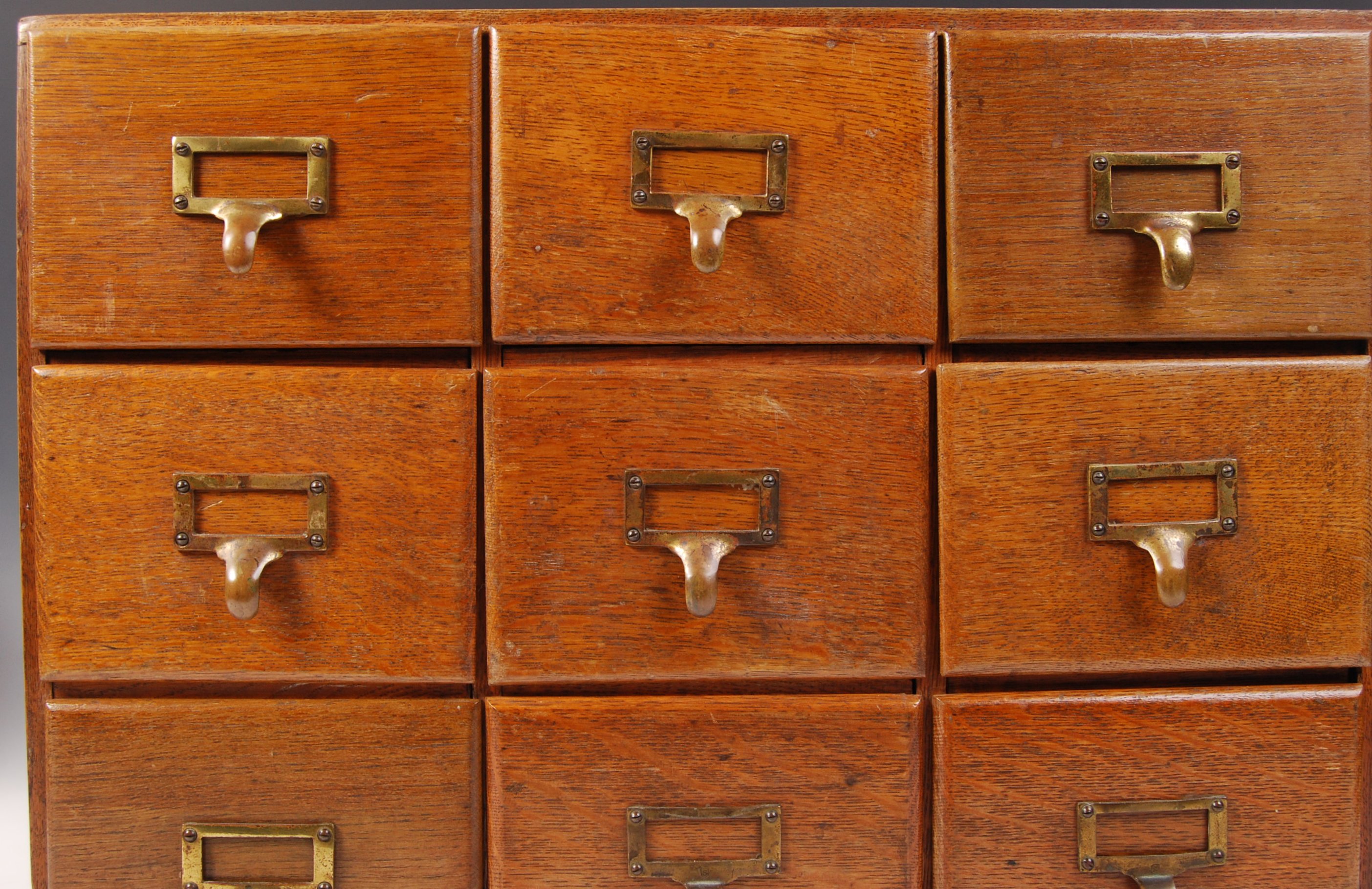 ANTIQUE VINTAGE COUNTER TOP OAK CASED INDEX FILING CABINET - Image 4 of 6