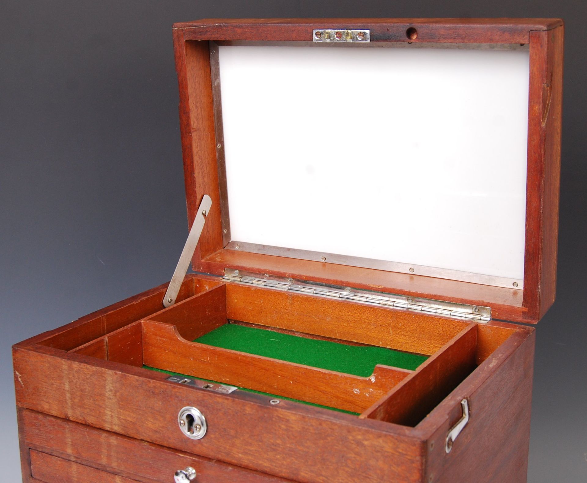 ANTIQUE MAHOGANY COUNTER TOP DENTAL APOTHECARY CABINET - Bild 4 aus 8