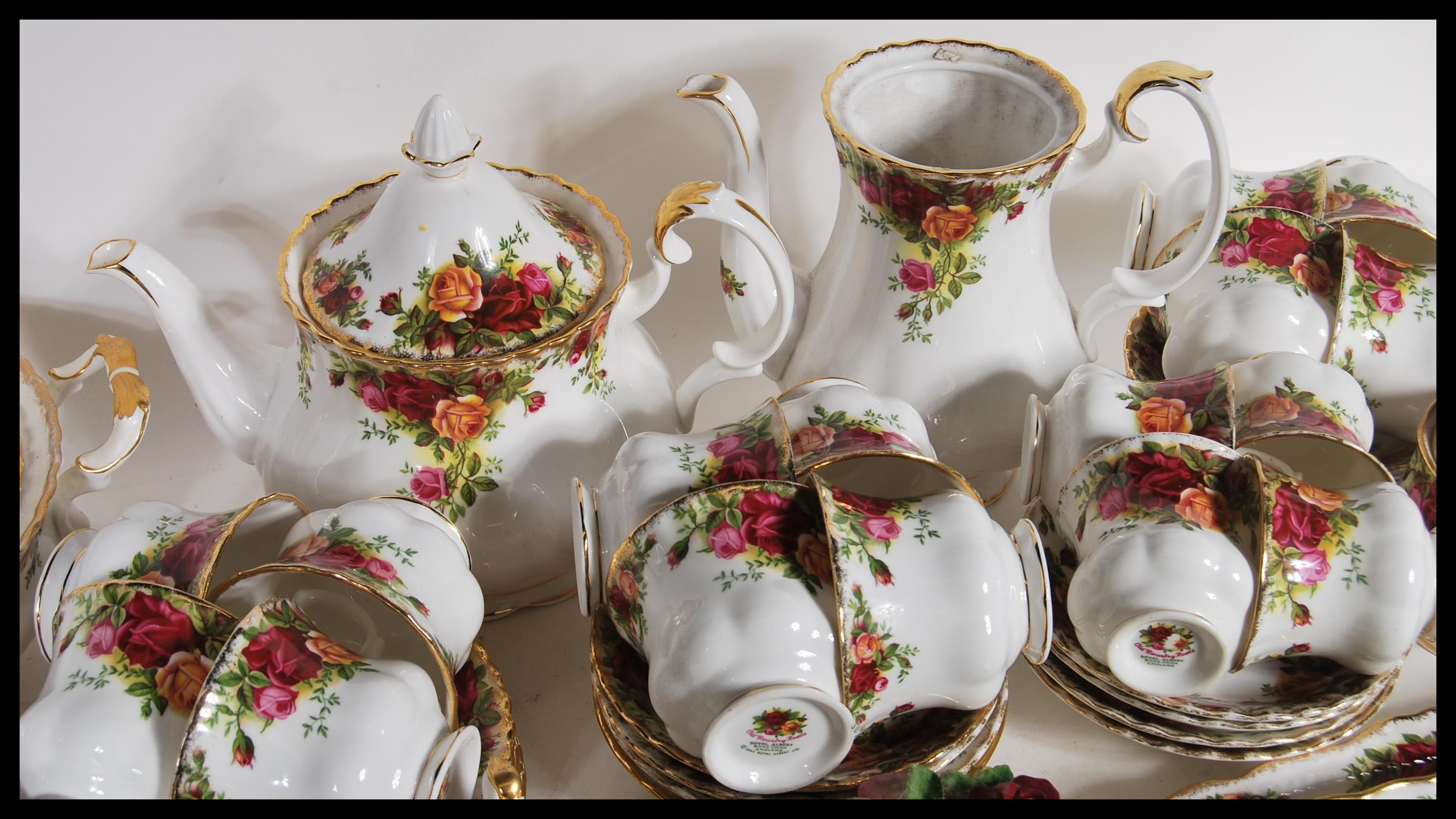 An extensive set of Royal Albert Old Country Roses pattern tea service including tea pot, cups and - Image 7 of 12