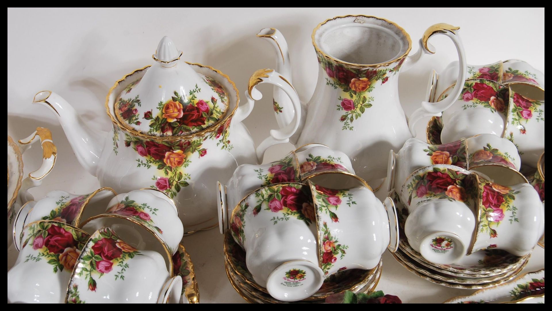 An extensive set of Royal Albert Old Country Roses pattern tea service including tea pot, cups and - Bild 7 aus 12