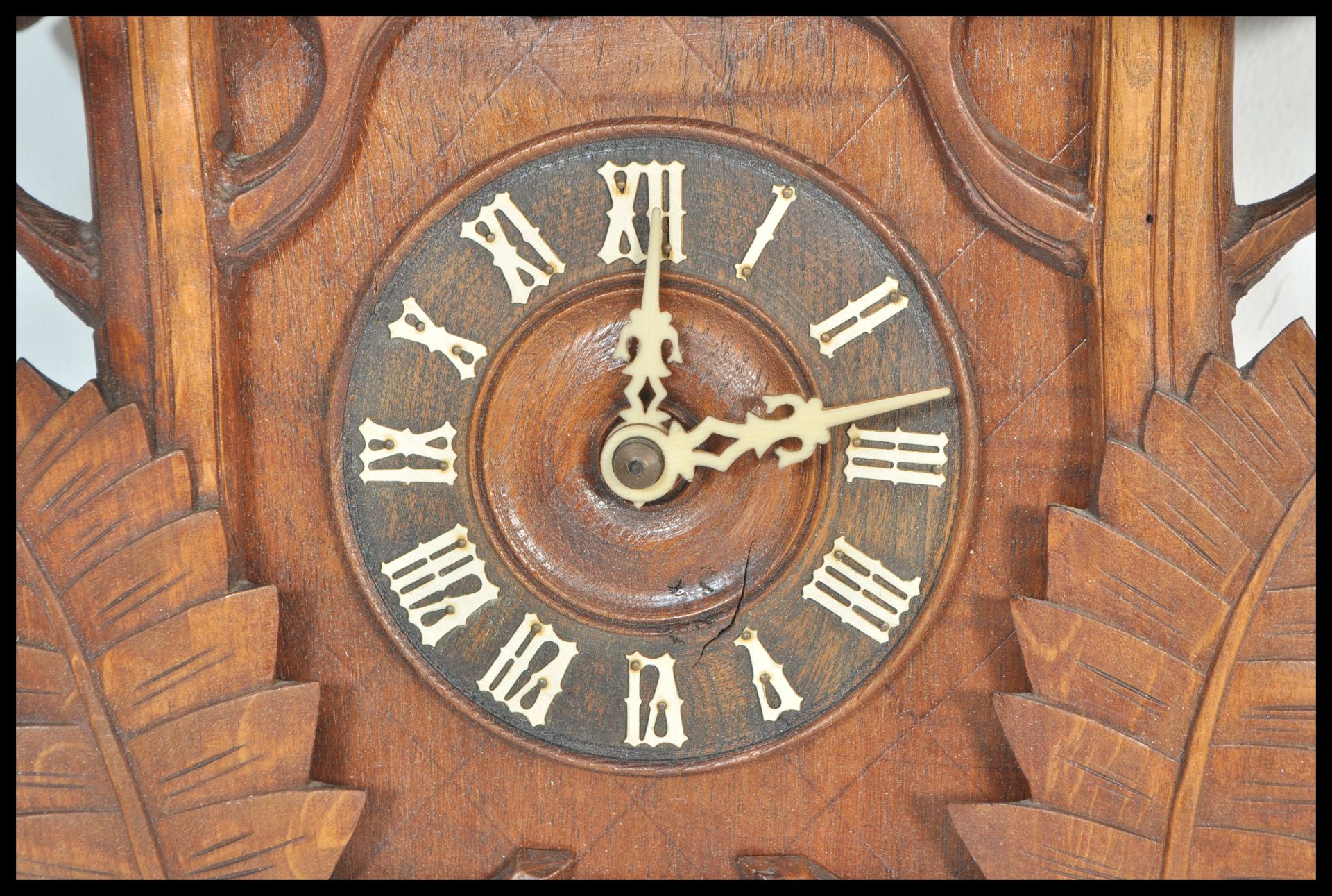 A 20th Century carved black forest cuckoo wall clock having two weights having roman numerals to the - Bild 3 aus 5