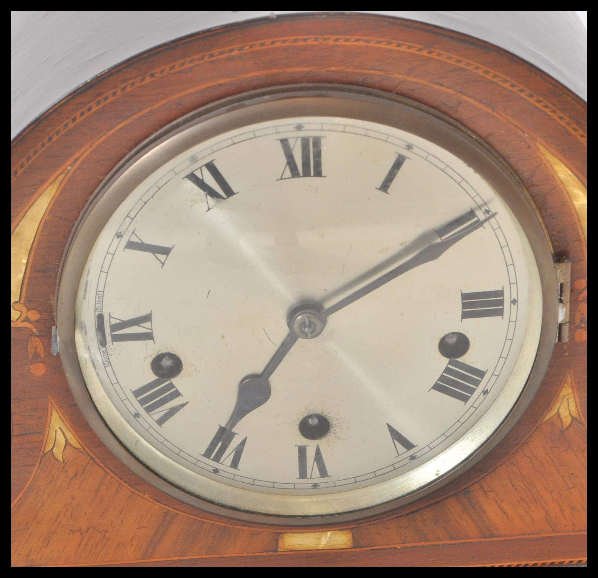 An early 20th Century Napoleon's hat / dome top mahogany mantel clock having box wood inlaid - Bild 3 aus 4