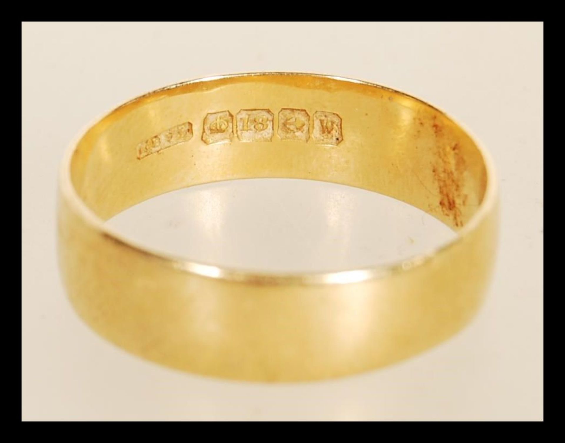 A hallmarked 18ct gold wedding band ring. Hallmarked Birmingham 1921. Weight 4.8g. Size V. - Bild 2 aus 2