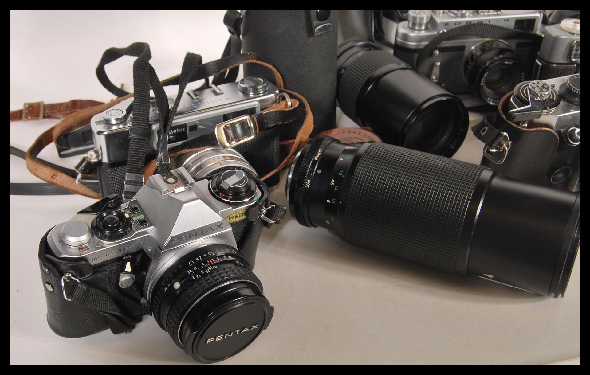 A collection of vintage film cameras and equipment to include a Zorki - 4, minister III, Canon - Bild 3 aus 20