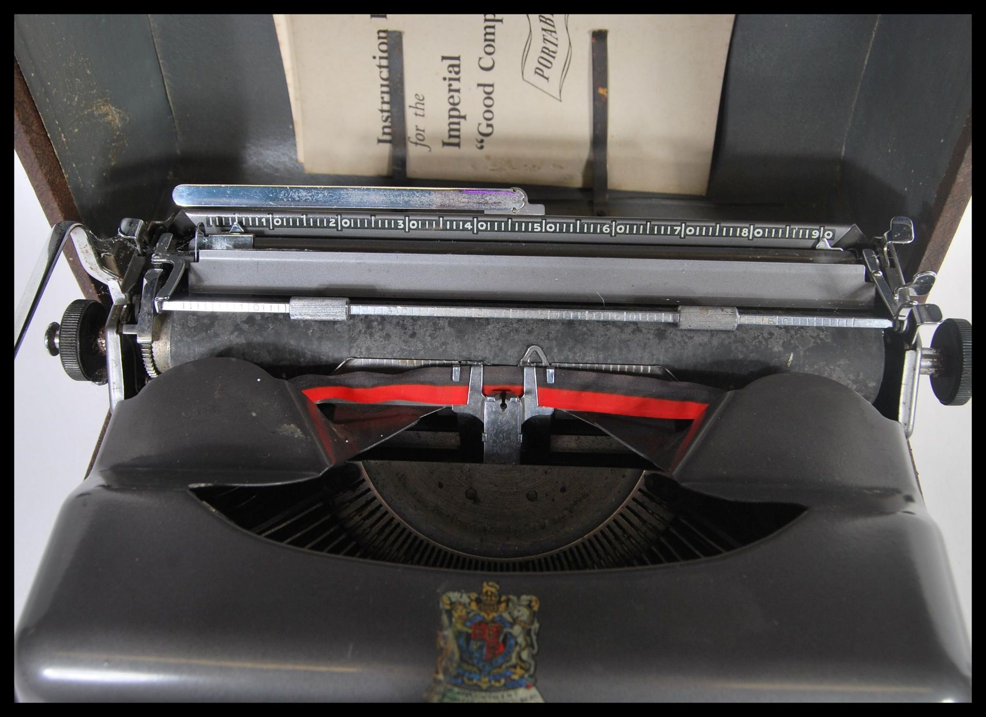 A vintage mid 20th Century Imperial portable typewriter complete in its original carry case. - Bild 3 aus 6