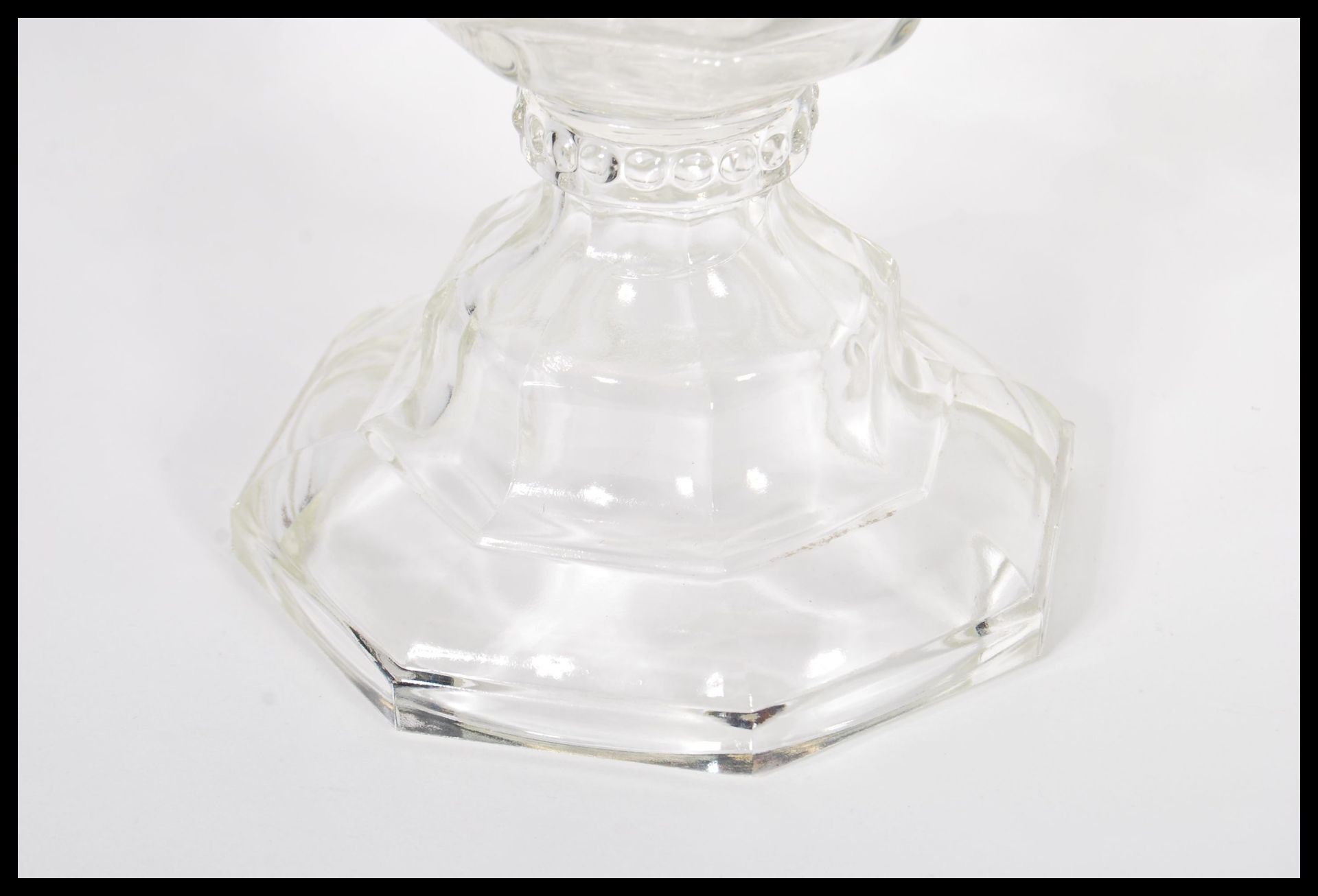 An late 19th / early 20th Century oil lamp having a clear glass and brass fittings with a flu - Bild 4 aus 4