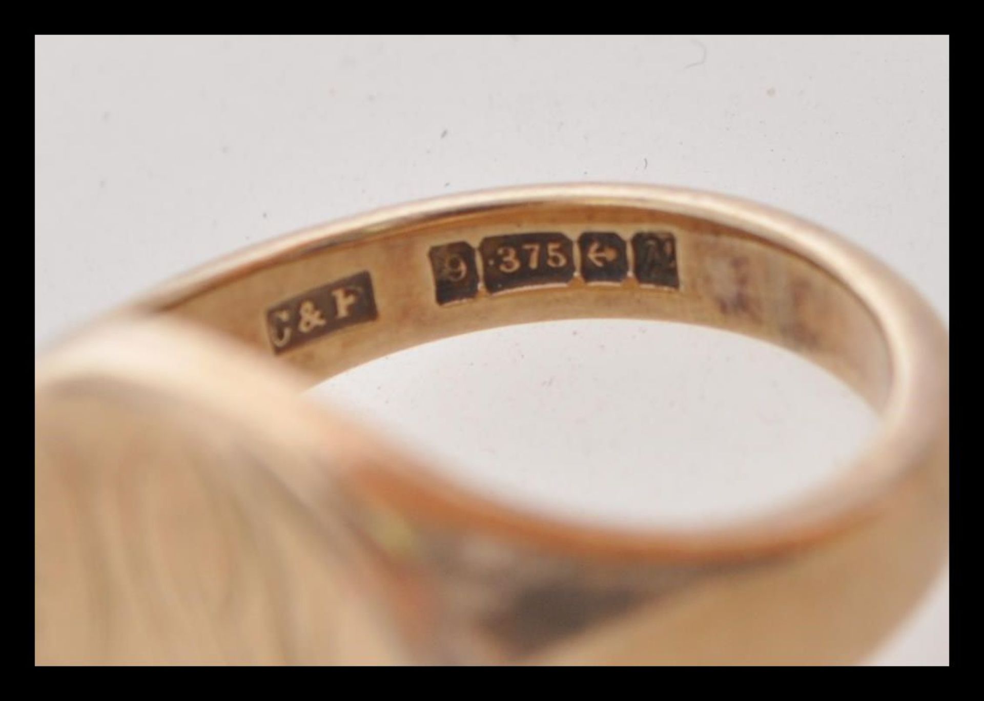 A hallmarked 9ct gold signet ring with a circular cartouche engraved with initials. Hallmarked - Bild 3 aus 3