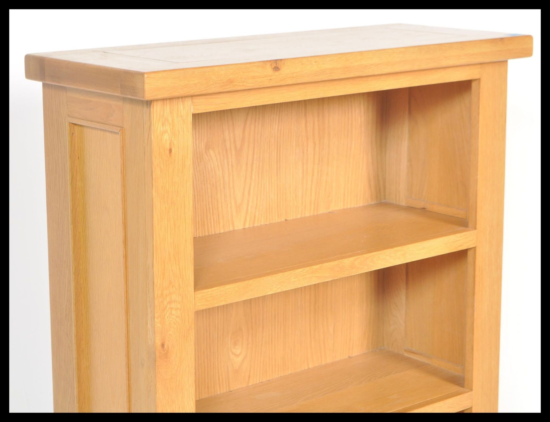 A contemporary chunk oak furniture land style upright wine cabinet bookcase. The top with - Bild 4 aus 5