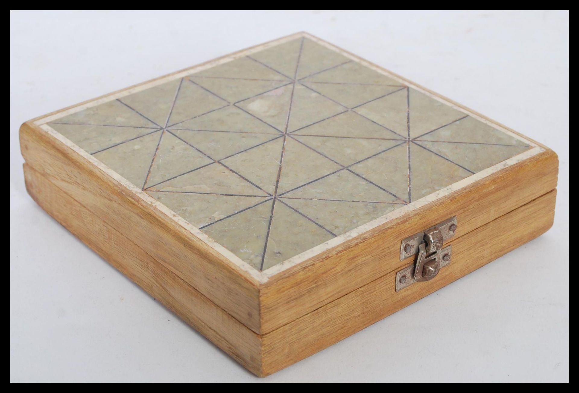 A vintage game of Bagh Chal or Tigers and Goats game complete in fitted box with stone inlay grid - Bild 6 aus 6