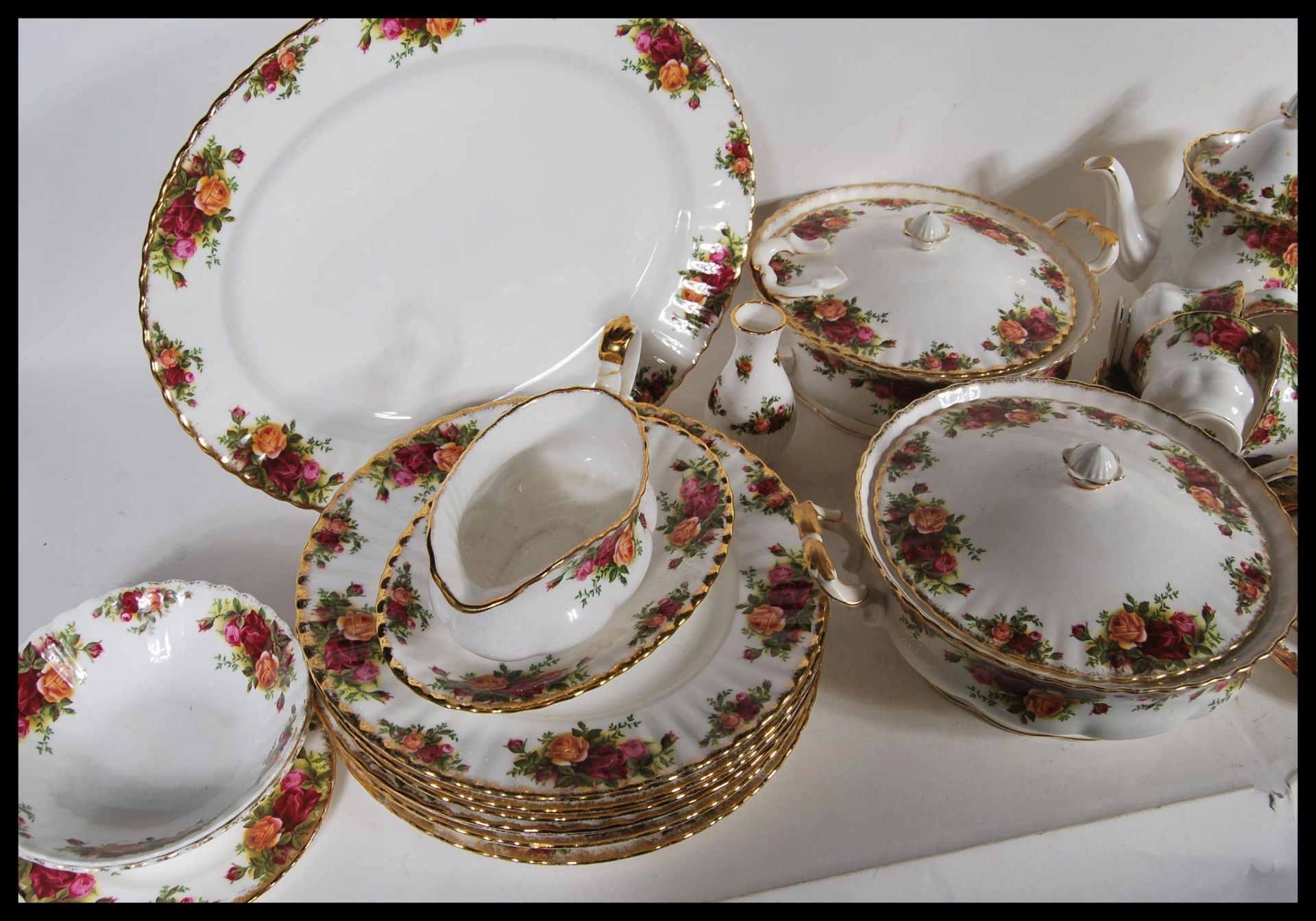 An extensive set of Royal Albert Old Country Roses pattern tea service including tea pot, cups and - Bild 3 aus 12
