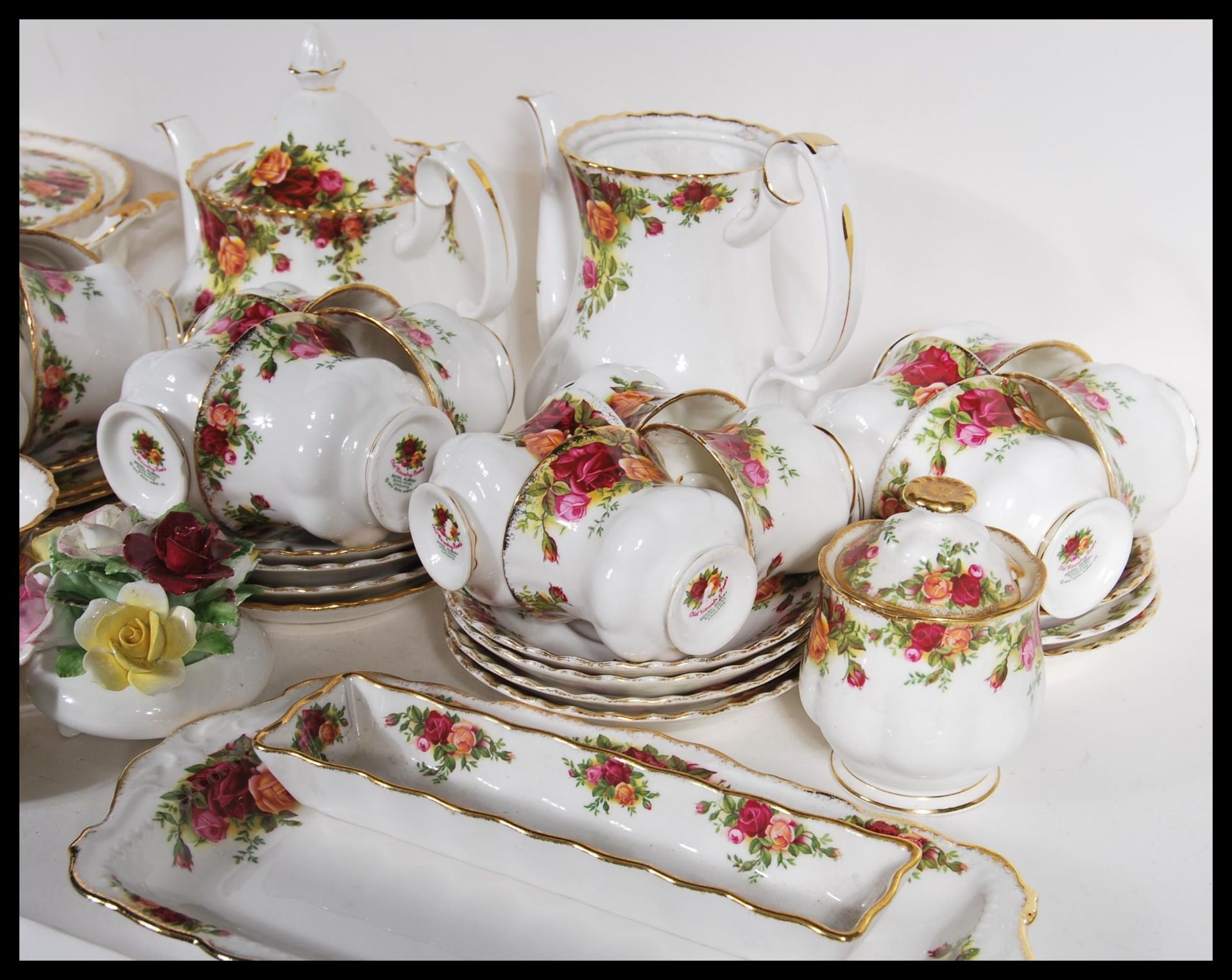 An extensive set of Royal Albert Old Country Roses pattern tea service including tea pot, cups and - Bild 9 aus 12
