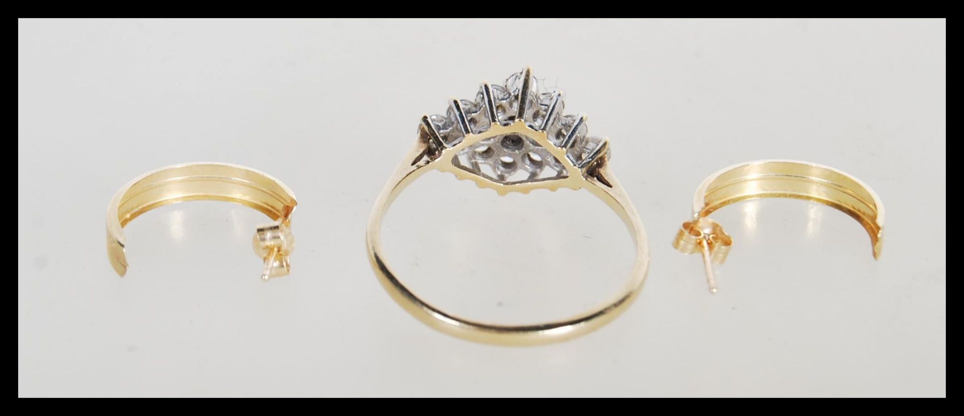 A hallmarked 9ct gold ladies cluster ring set with white brilliant cut stones to the head, ( - Bild 3 aus 4