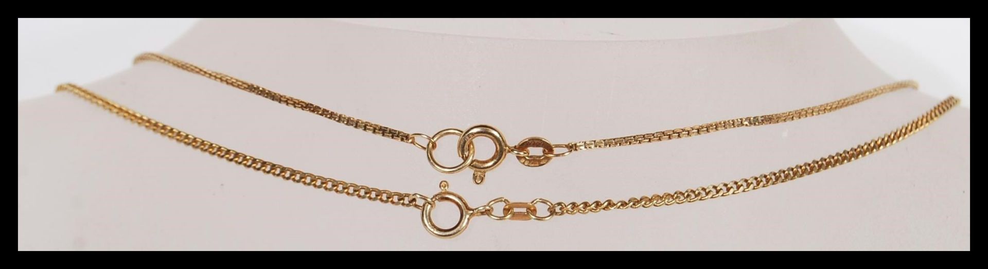 Two stamped 375 9ct gold necklace chains having spring ring clasps to include a box chain and a curb - Bild 3 aus 3