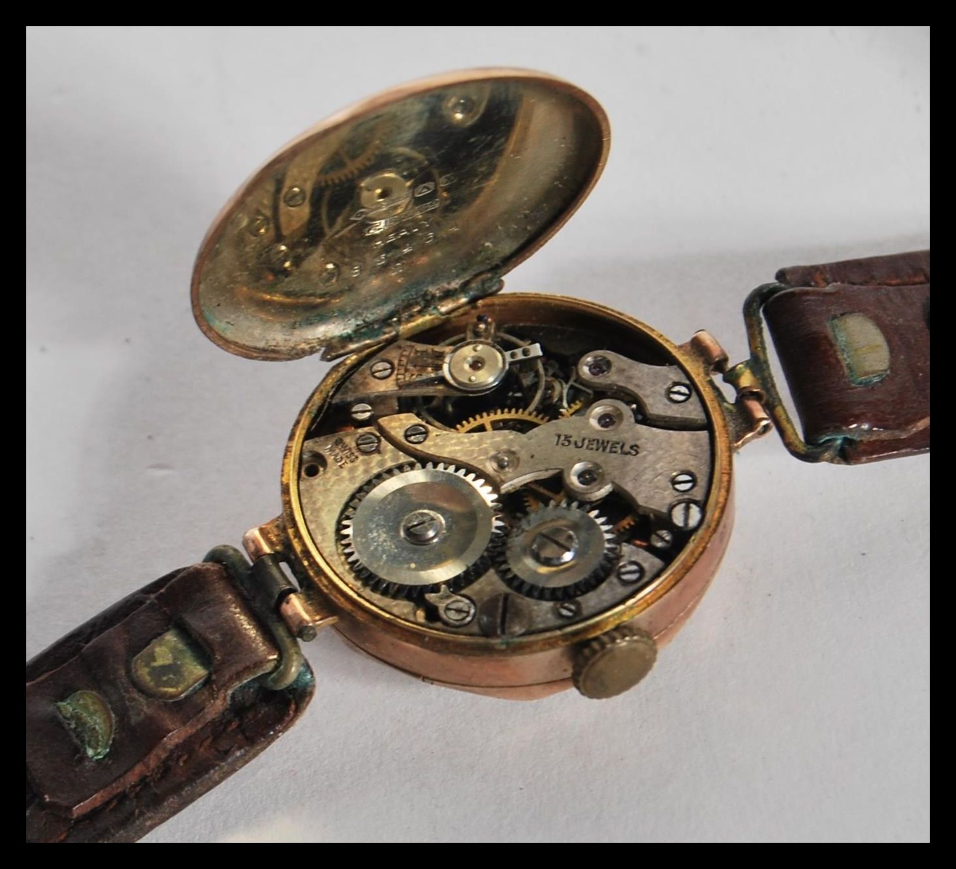 An early 20th Century Art Deco 9ct gold ladies wrist watch with a round face with a gilt dial, - Bild 5 aus 6