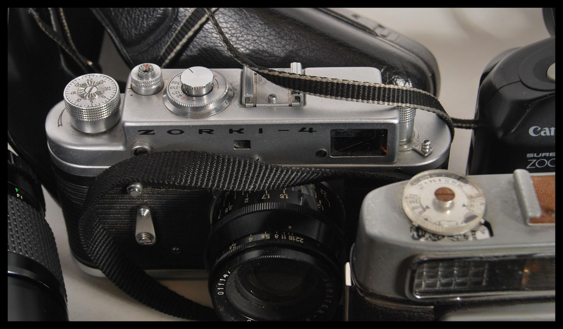 A collection of vintage film cameras and equipment to include a Zorki - 4, minister III, Canon - Bild 12 aus 20