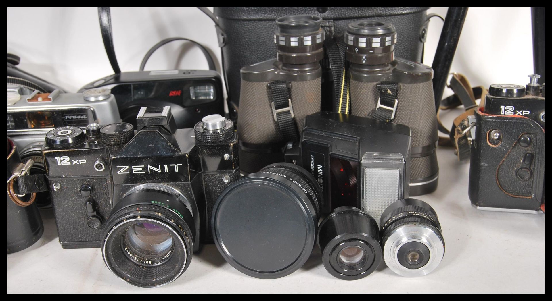 A collection of vintage film cameras and equipment to include a Zorki - 4, minister III, Canon - Bild 15 aus 20