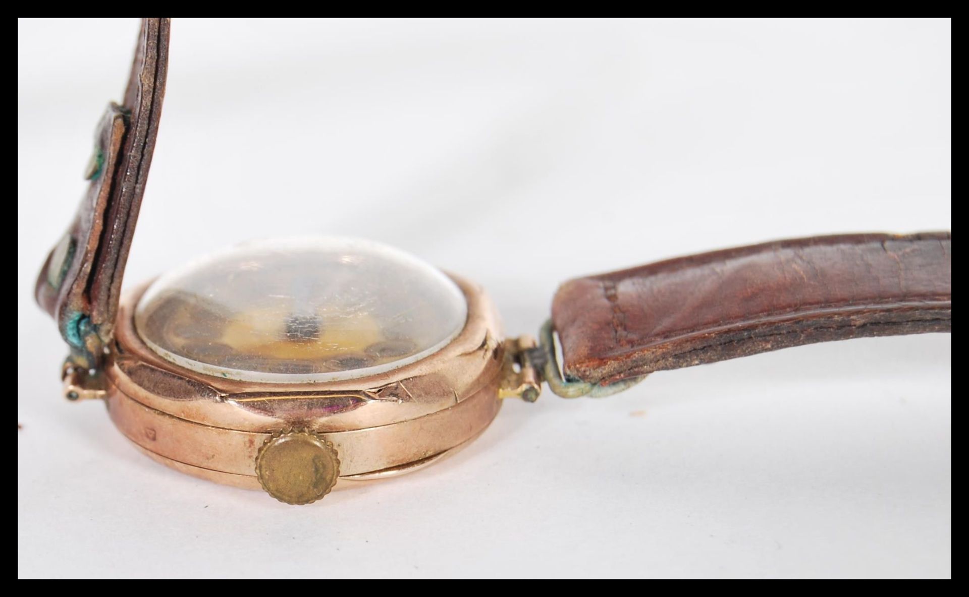 An early 20th Century Art Deco 9ct gold ladies wrist watch with a round face with a gilt dial, - Bild 2 aus 6