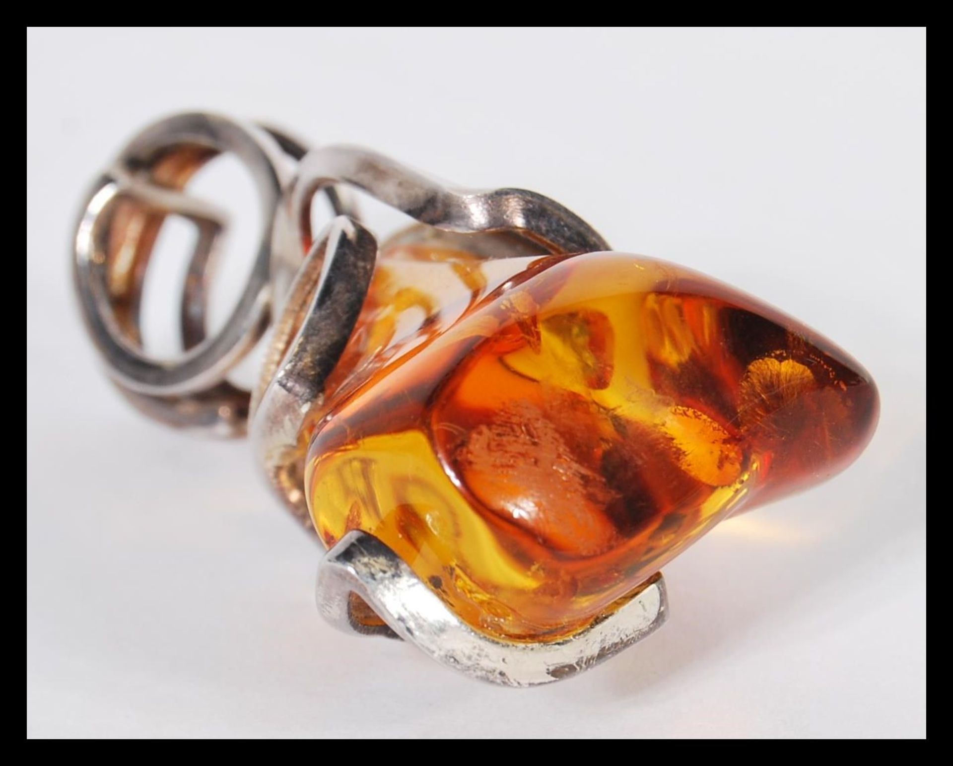 A vintage large amber necklace pendant having a sterling silver 925 necklace mount. Total weight - Bild 2 aus 4