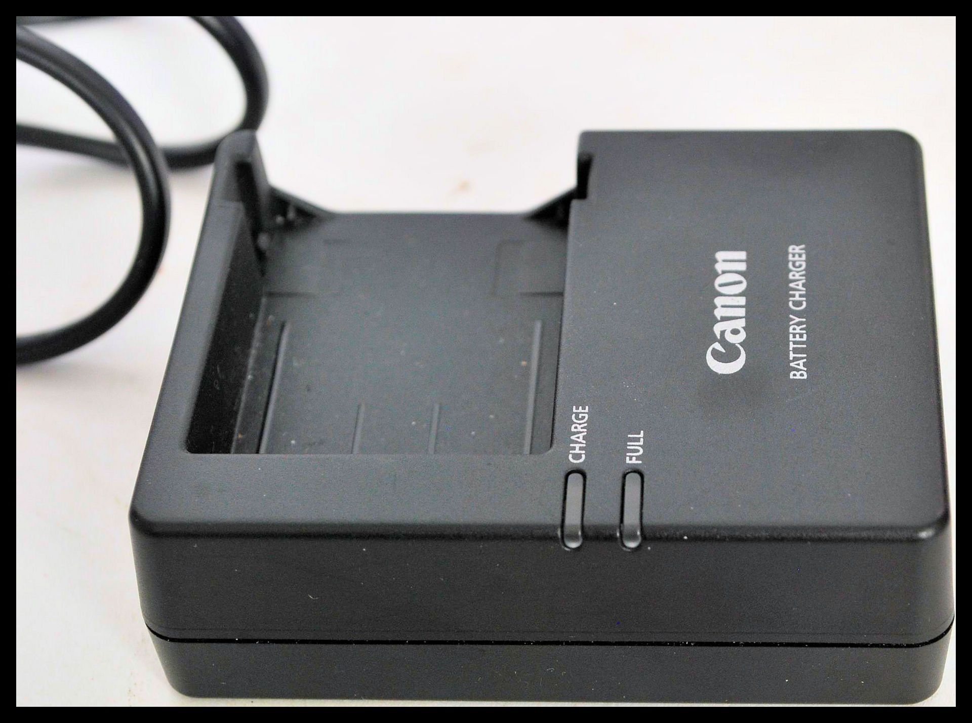 A Canon EOS 600D digital camera in working order, with carry case, charger, power lead, spare - Bild 7 aus 7