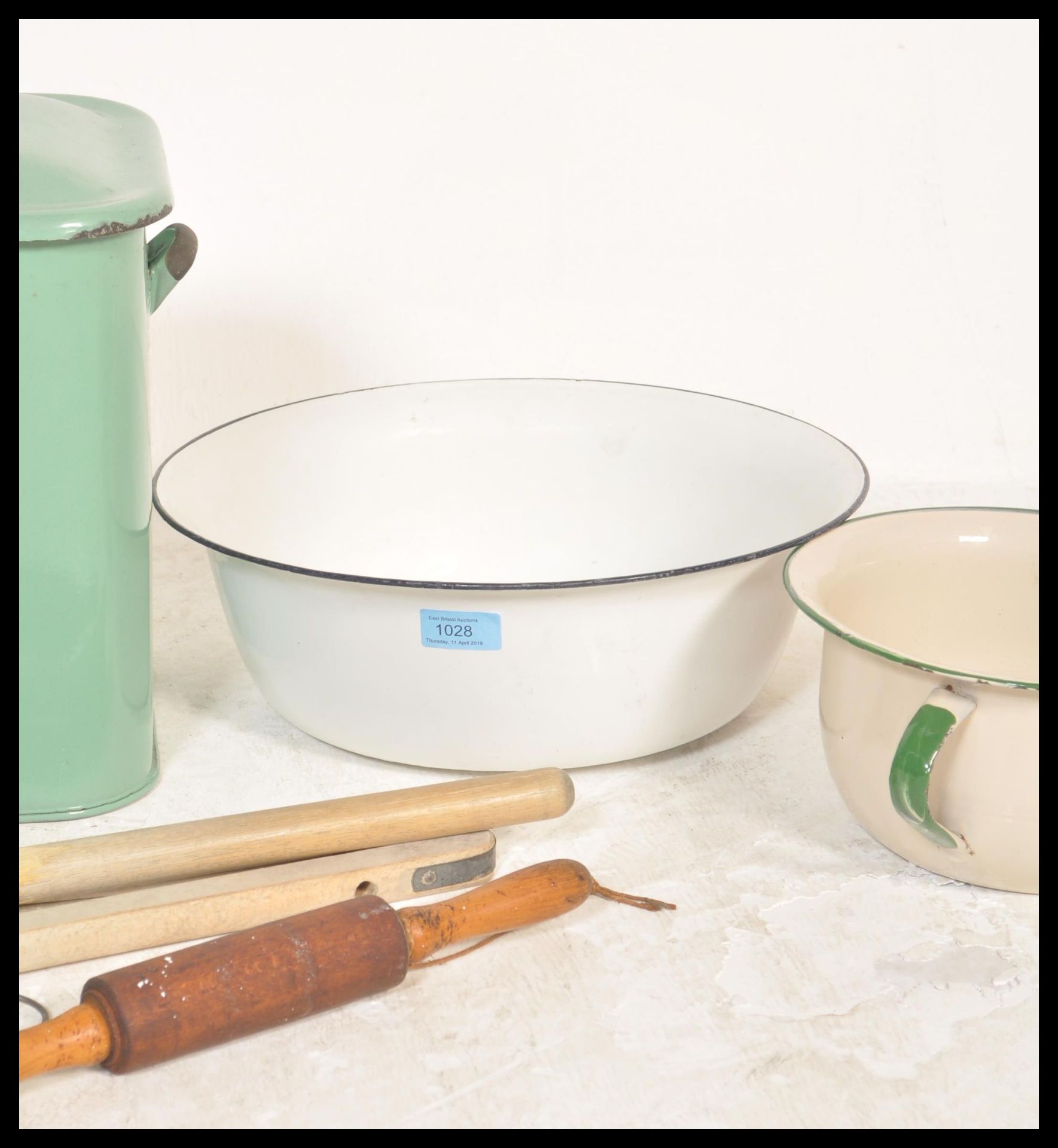 A collection of vintage 20th Century enamel wares to include bread bin, together with wash bowl - Bild 4 aus 6
