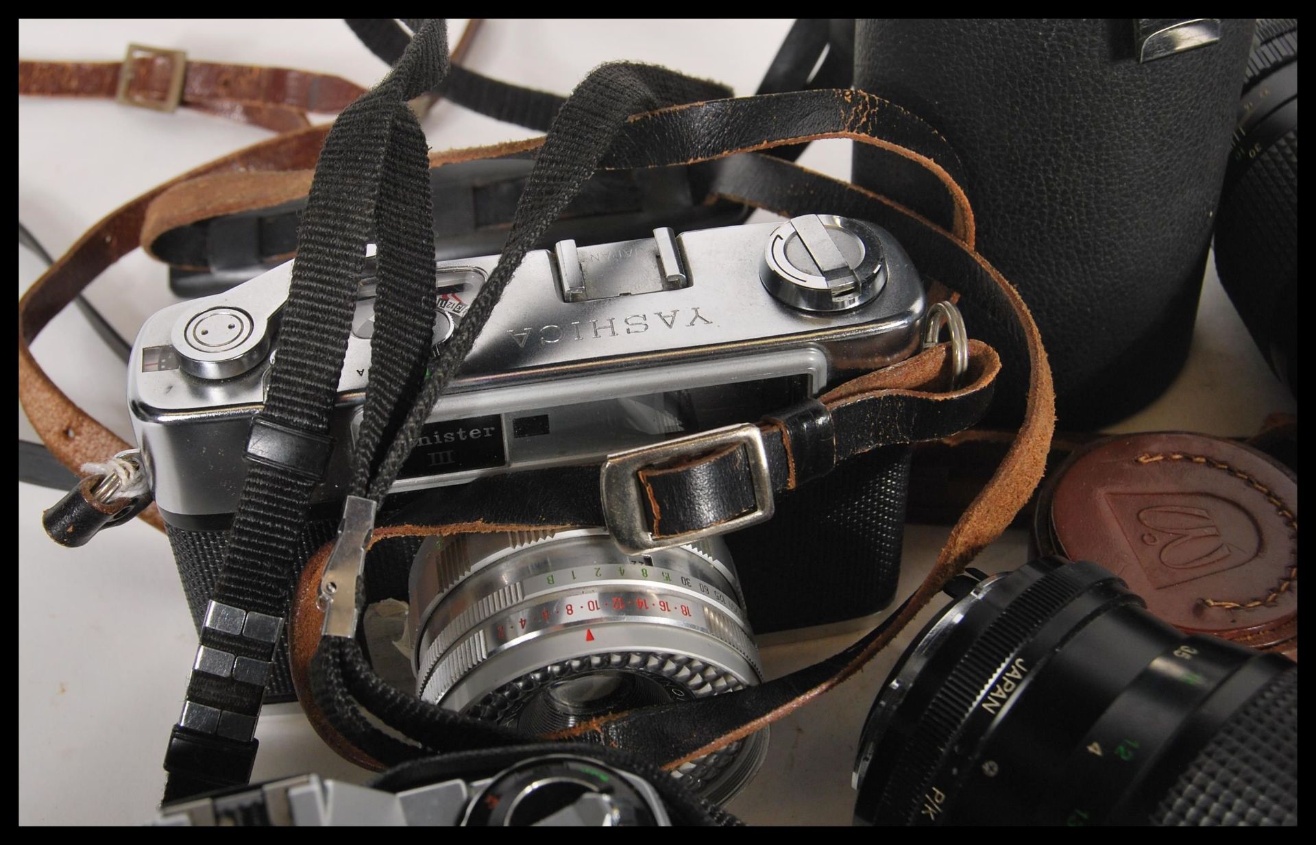 A collection of vintage film cameras and equipment to include a Zorki - 4, minister III, Canon - Bild 5 aus 20