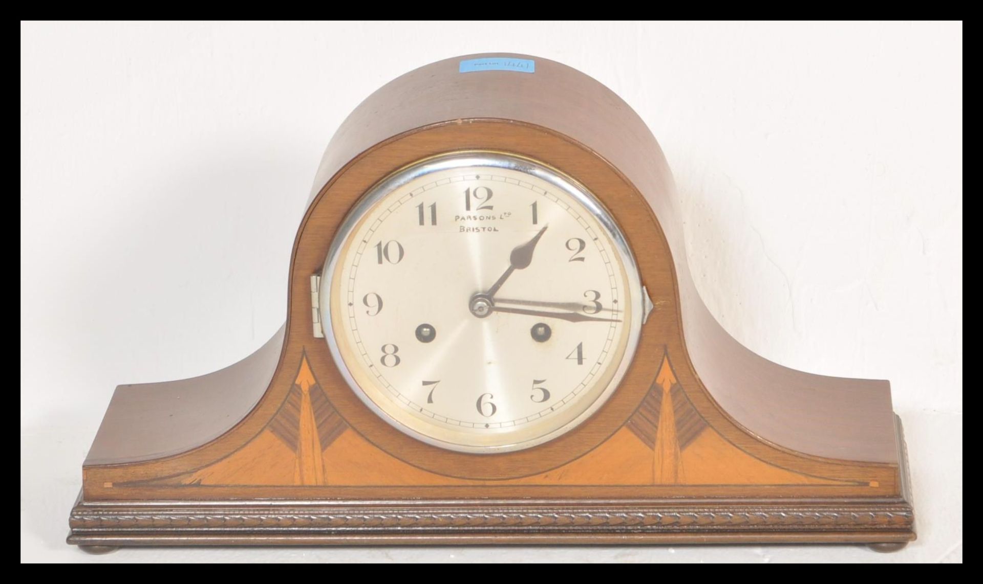An early 20th Century Edwardian oak cased wall clock, silvered dial together with an inlaid mahogany - Bild 3 aus 5