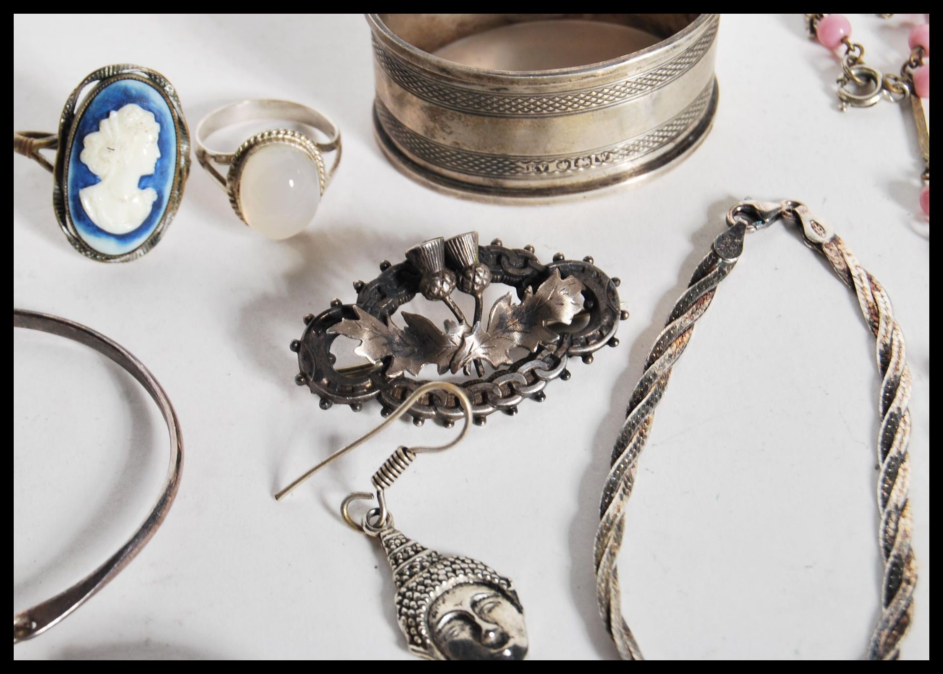 A group of hallmarked silver and sterling silver jewellery to include brooches, cameo, Scottish - Bild 3 aus 7