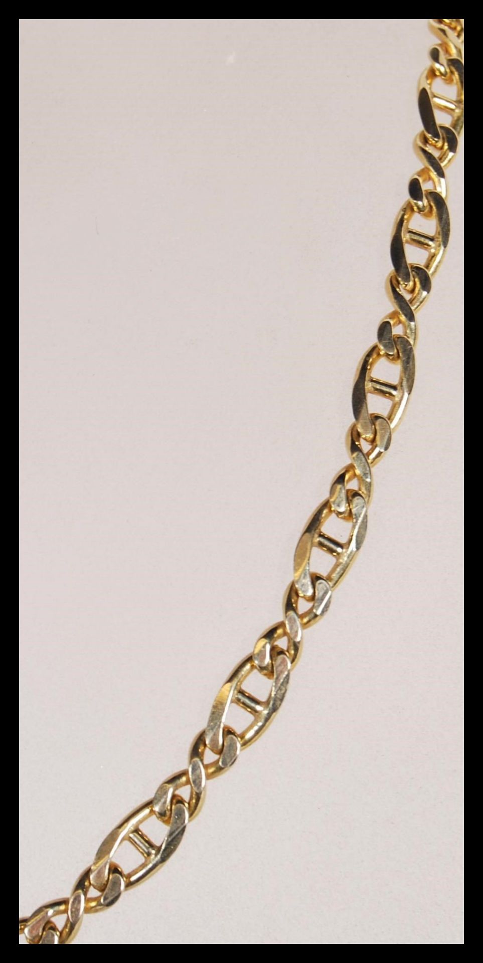 A hallmarked 9ct gold Italian curb link necklace chain having a lobster claw clasp. Weighs 18.6 - Bild 3 aus 4