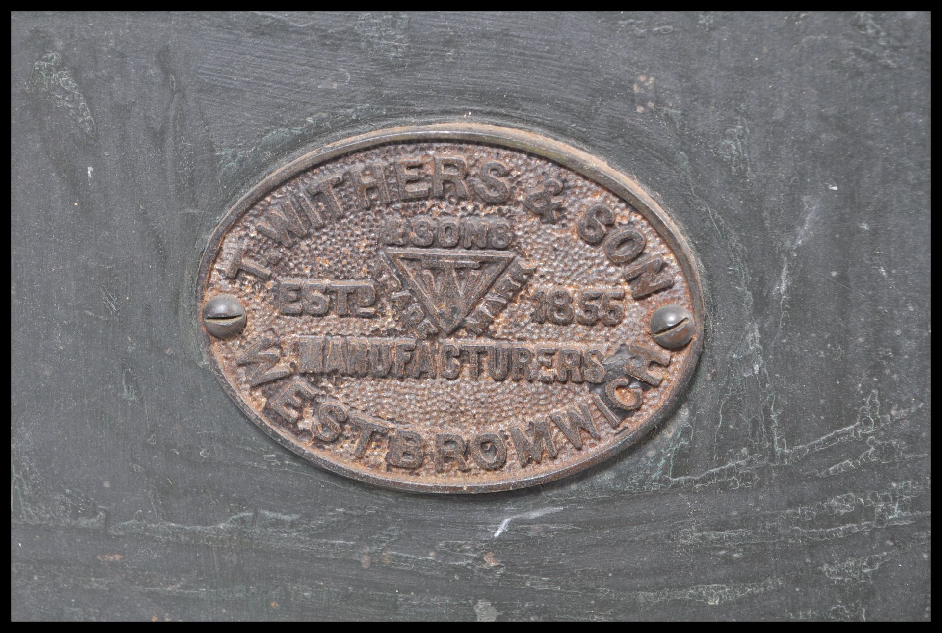 A good 19th century large Industrial cast iron safe by T Withers & Son of West Bromwich. The safe - Bild 3 aus 7