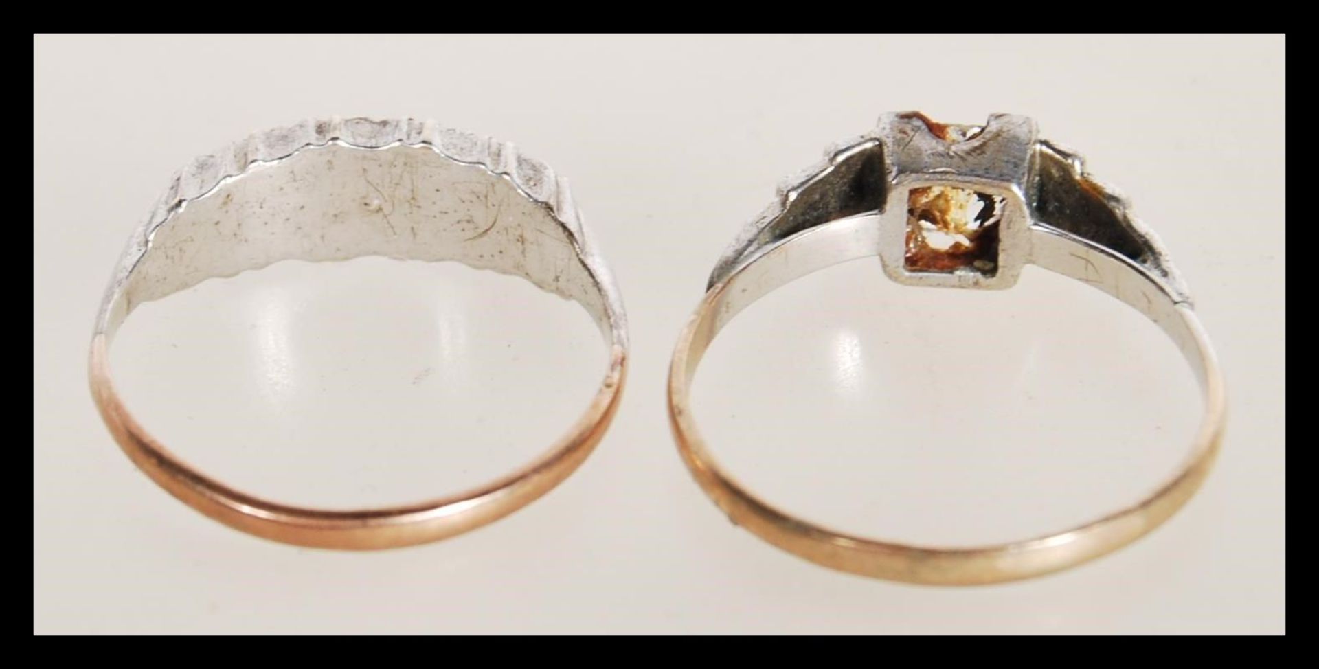 Two early 20th century Art Deco stamped 9ct gold and silver rings to include a gold ring set with - Bild 3 aus 5