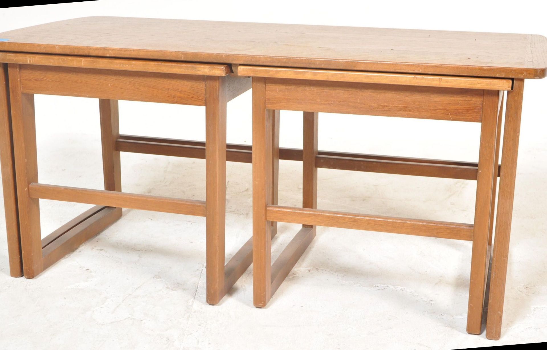 A retro 20th Century teak wood Danish inspired occasional coffee nest of tables consisting of long - Bild 3 aus 3