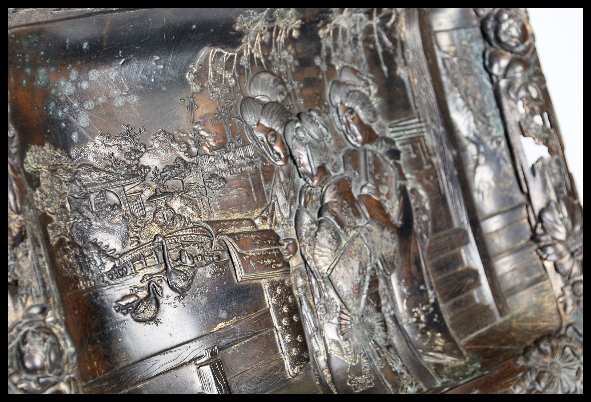 A Japanese bronzed tray, fret pierced border decorated with flowers having a central panel of - Bild 2 aus 4