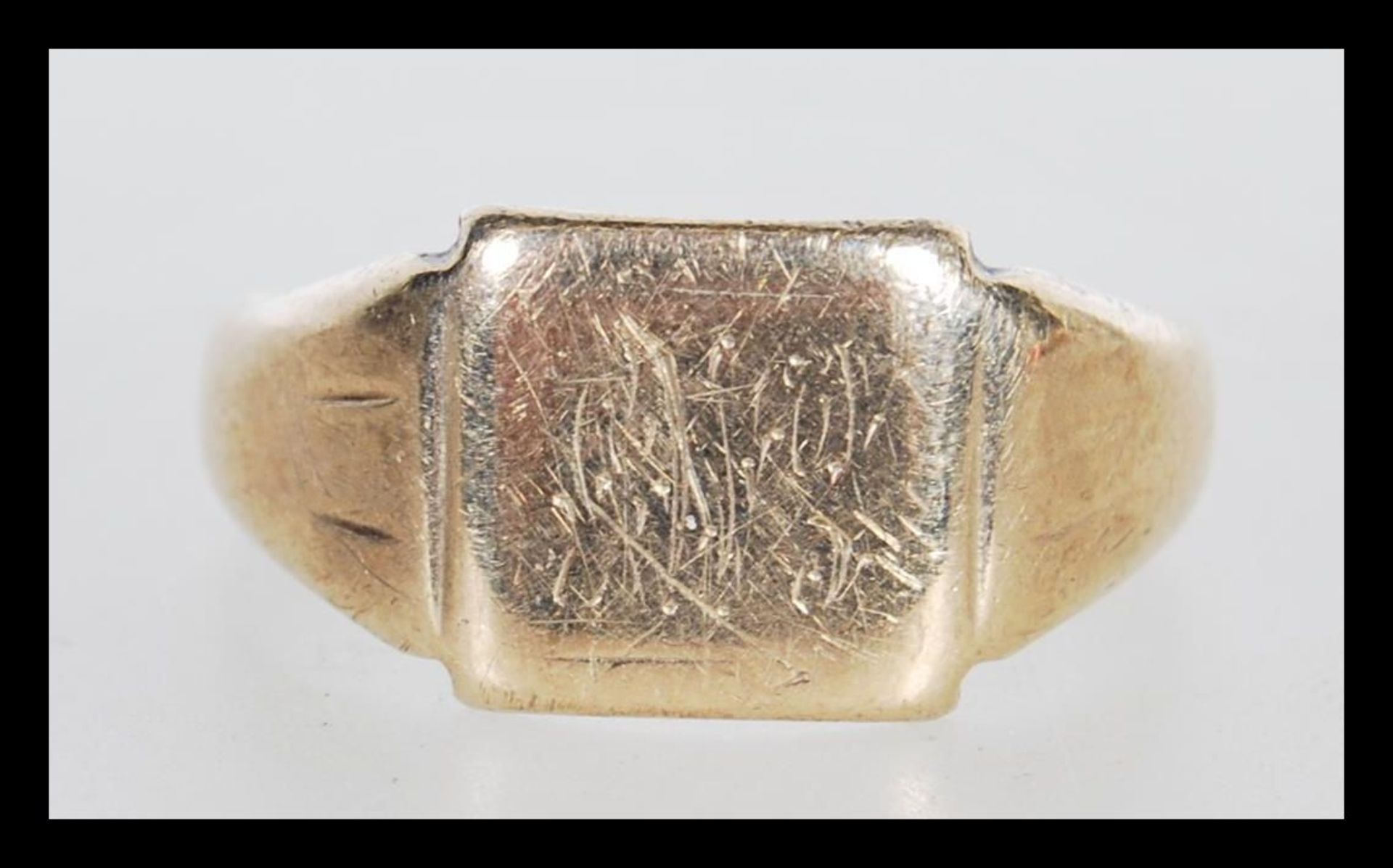 A hallmarked 9ct gold signet ring having a square cartouche panel with engraved initials. Hallmarked