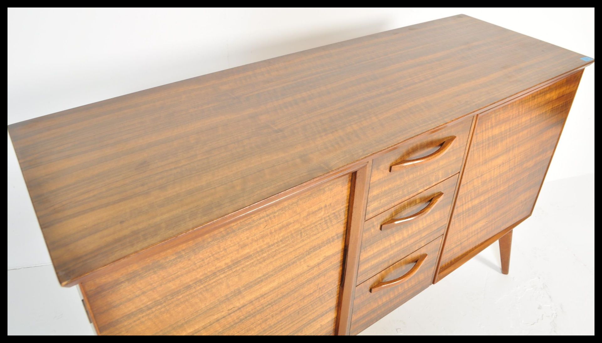 Alfred Cox - A  vintage 20th century oak sideboard credenza having a central bank of 3 drawers - Bild 4 aus 7