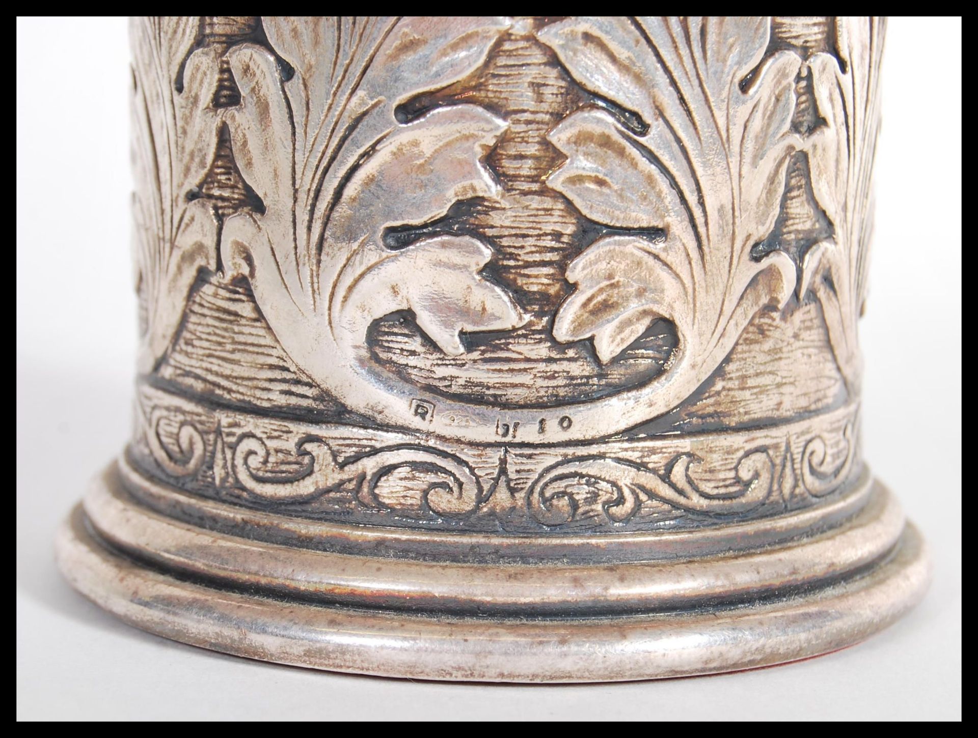 A hallmarked silver 925 brush pot of cylindrical form having scrolled decoration with relief leaf - Bild 3 aus 5
